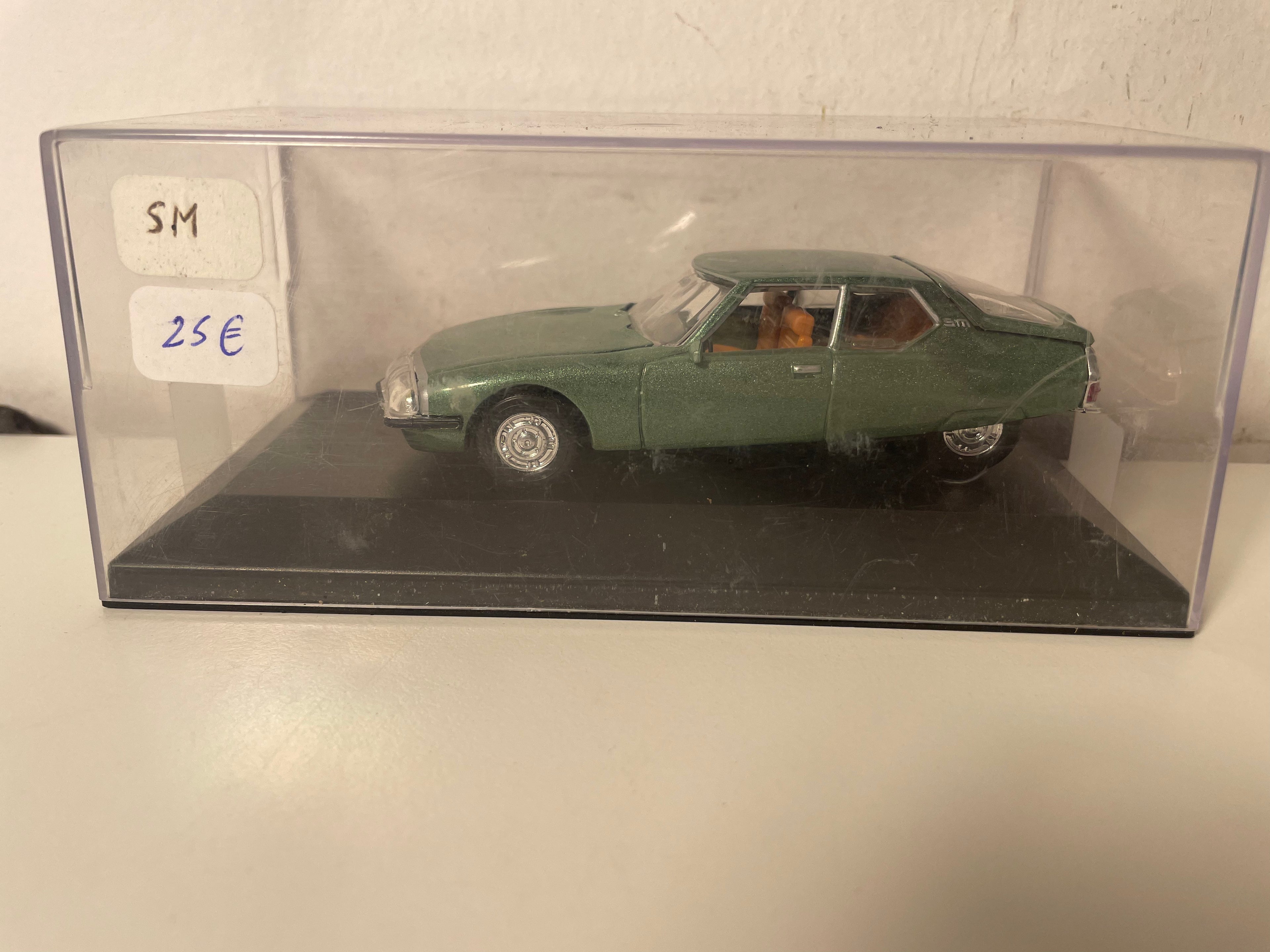 Citroën SM gréng (Auto derbäi op enger Basis - Plexi Këscht)