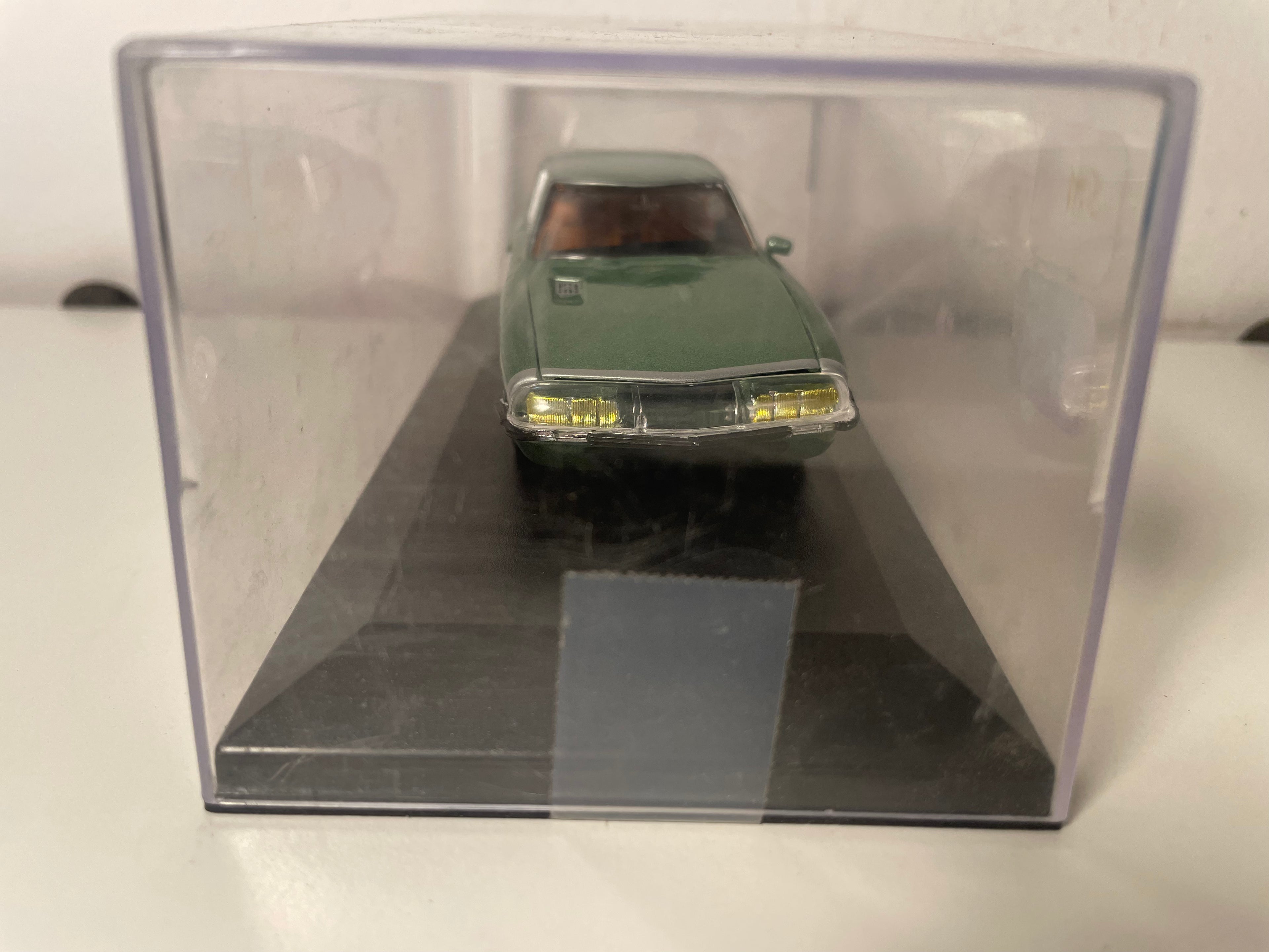 Citroën SM gréng (Auto derbäi op enger Basis - Plexi Këscht)