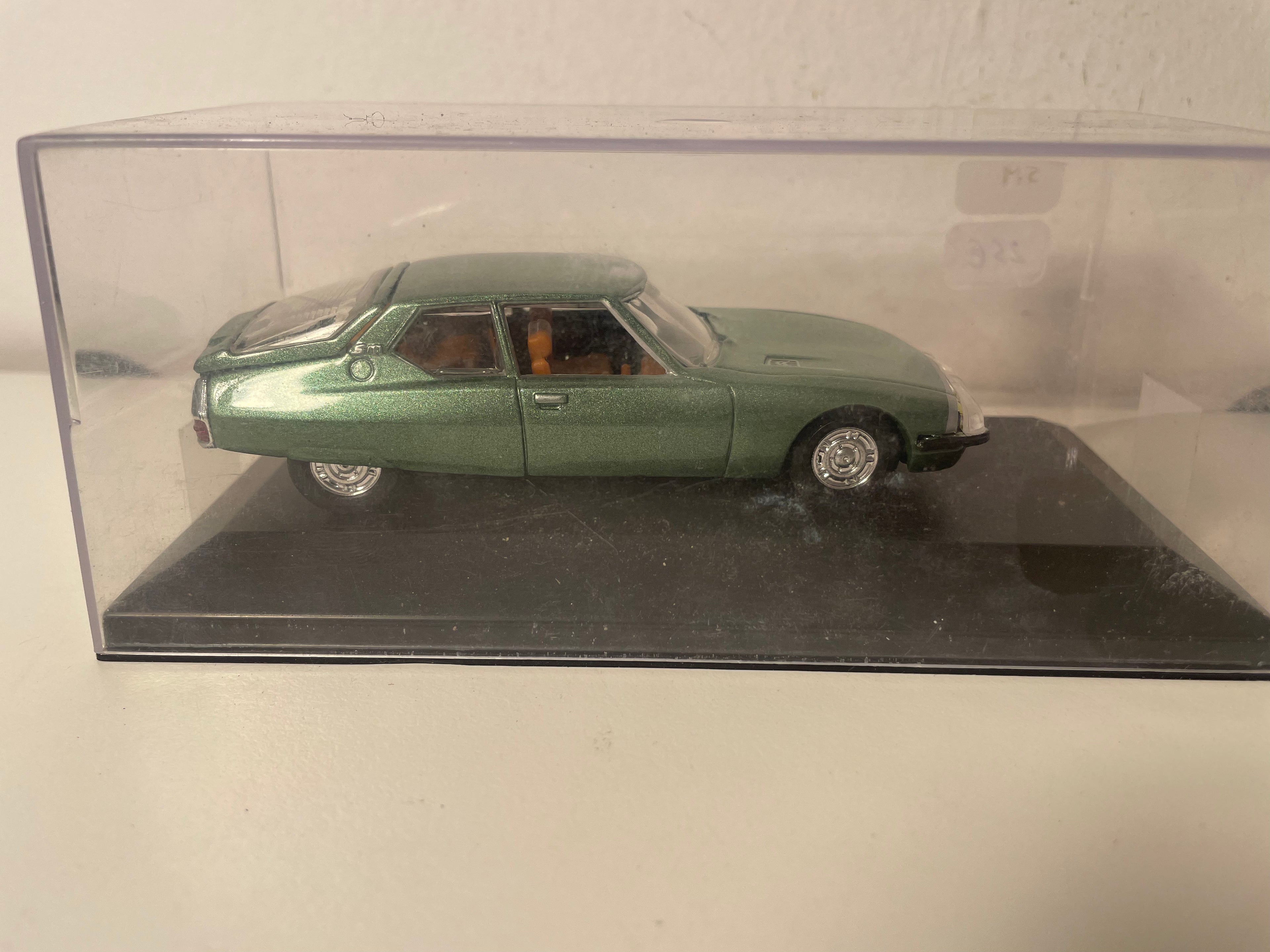 Citroën SM gréng (Auto derbäi op enger Basis - Plexi Këscht)