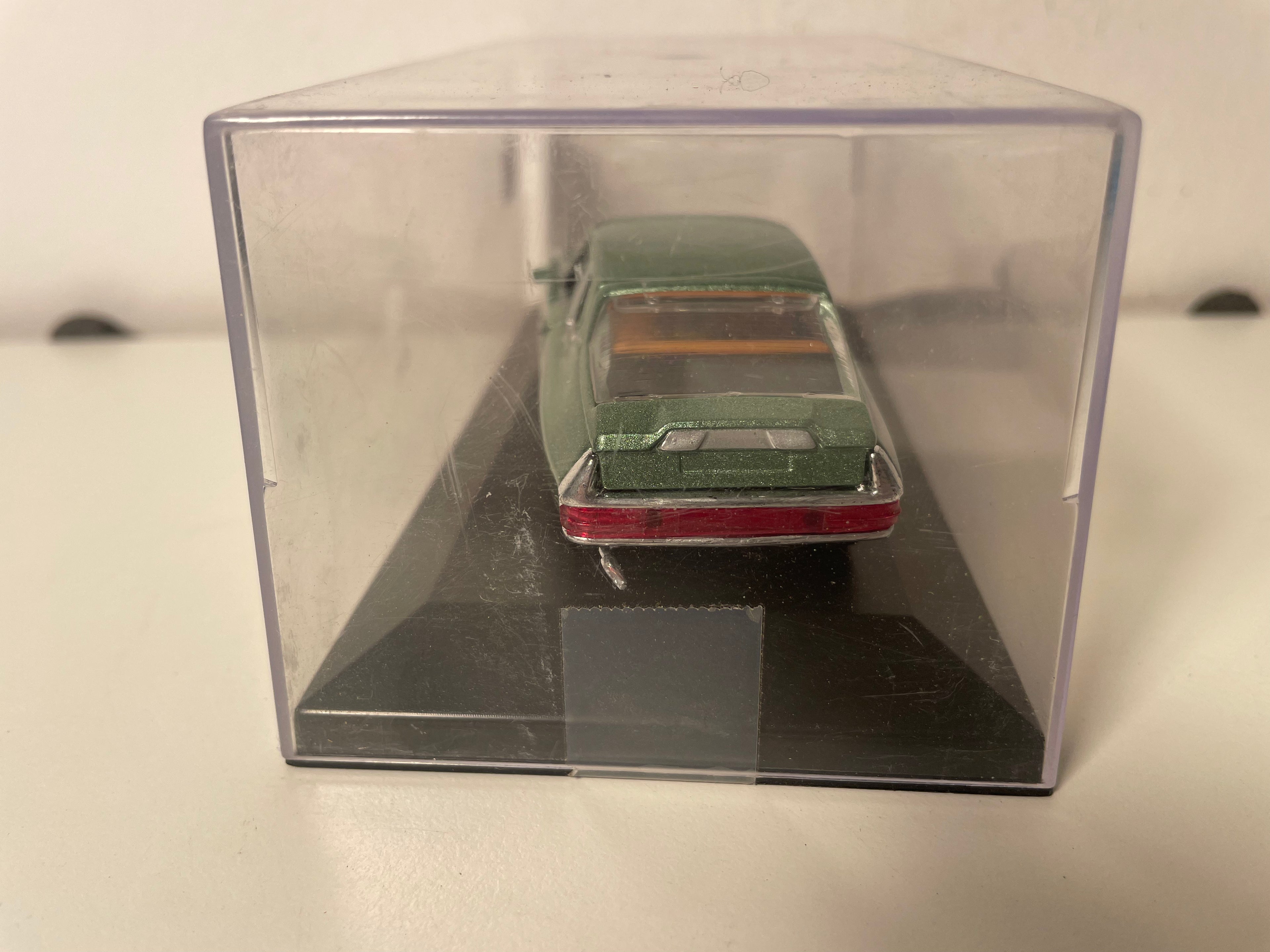 Citroën SM gréng (Auto derbäi op enger Basis - Plexi Këscht)
