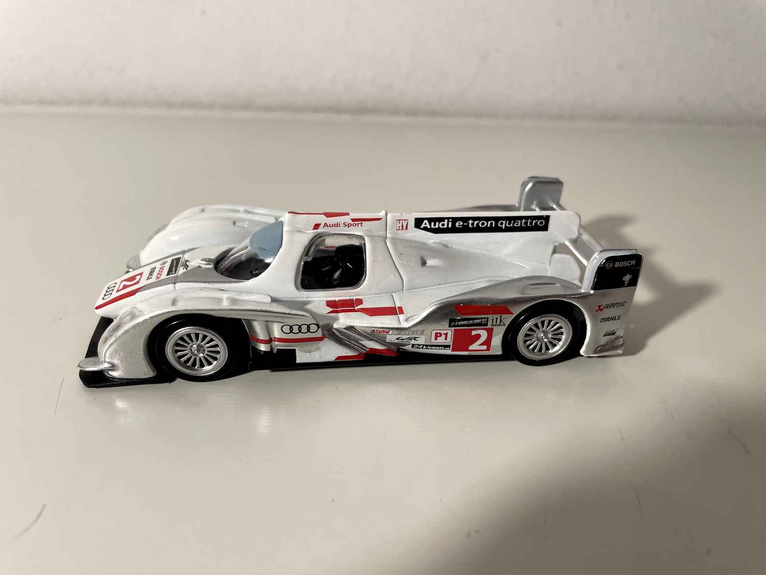 Audi R18 e-tron quattro blanche et grise numéro 2 -  Norev (boite en carton)