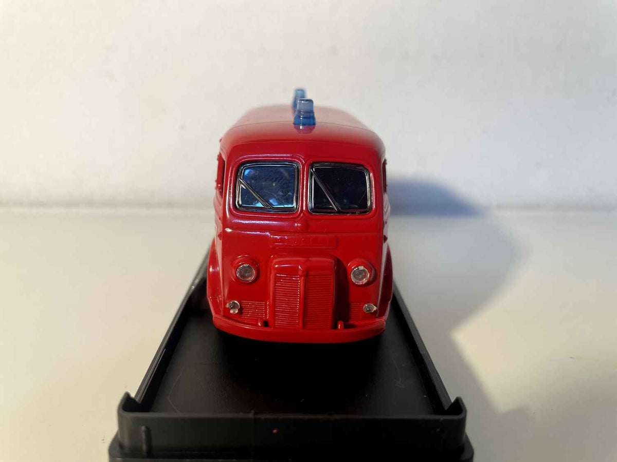 Peugeot D4A rouge POMPIERS (Solido référence 4833)