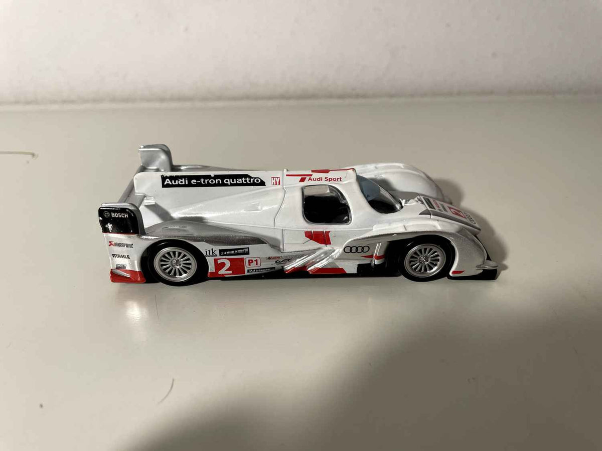 Audi R18 e-tron quattro blanche et grise numéro 2 -  Norev (boite en carton)