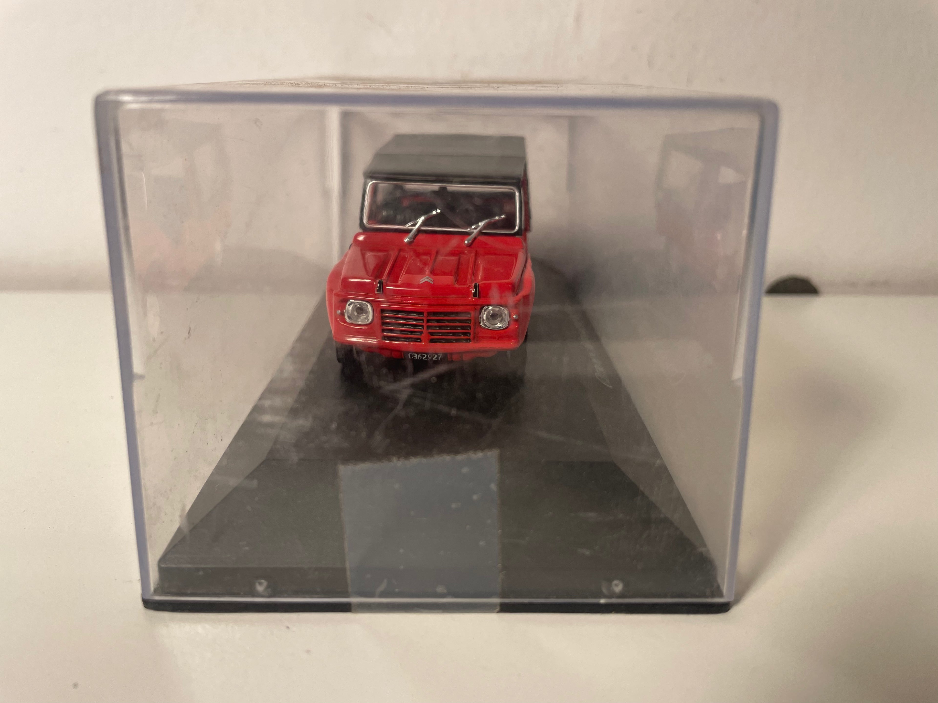 Red Citroën Méhari from 1971 (plexi box)