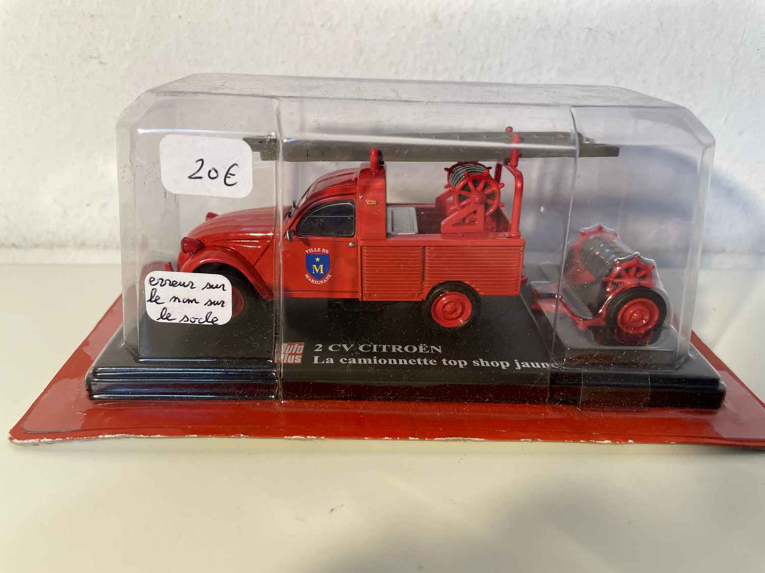 Citroën 2 CV Red Pick-up mit Feuerwehrleuten (Auto-Plus)