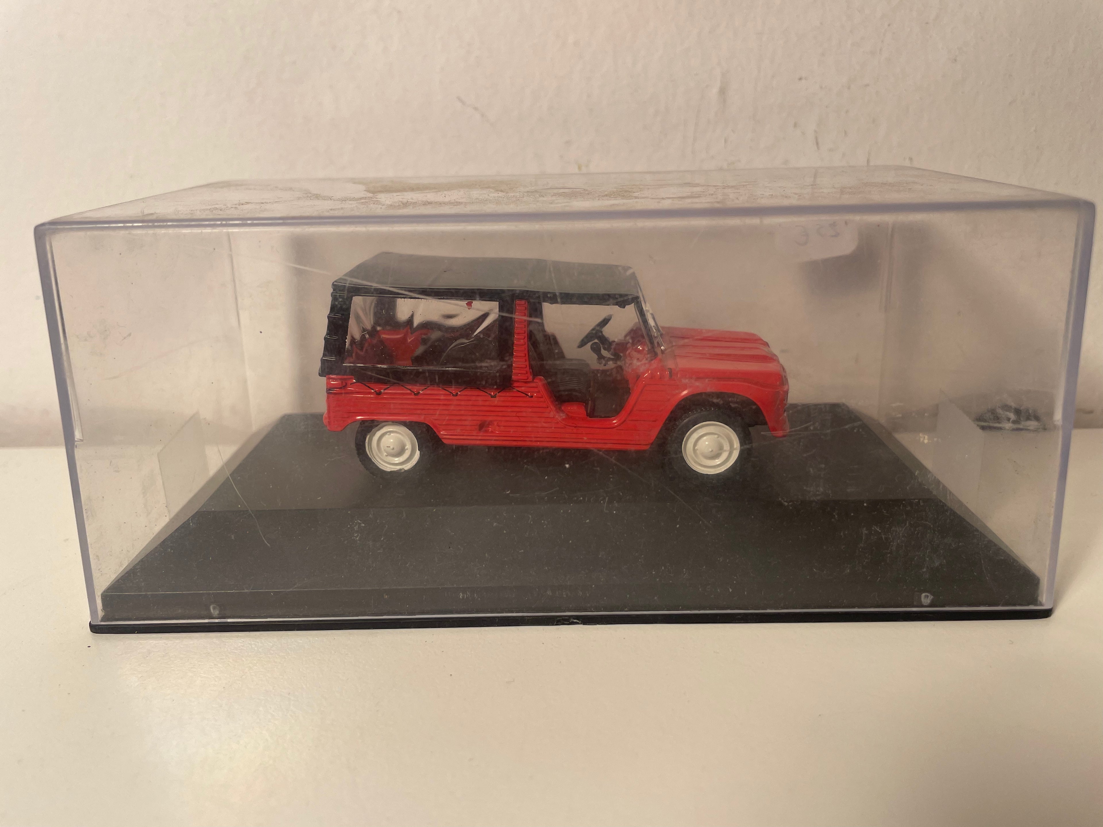 Red Citroën Méhari from 1971 (plexi box)
