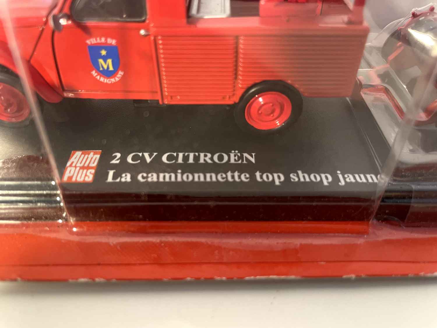 Citroën 2 CV Red Pick-up mit Feuerwehrleuten (Auto-Plus)