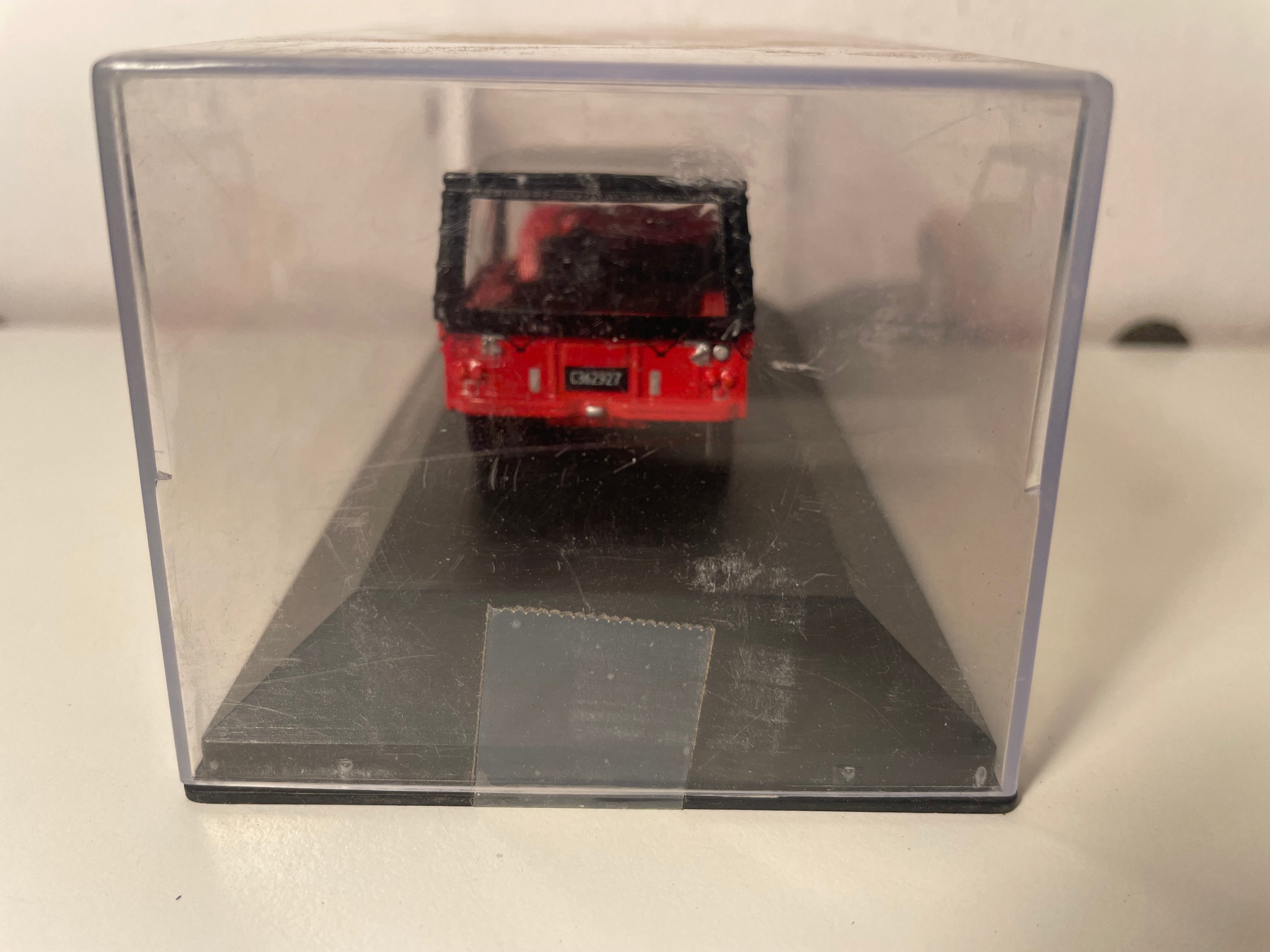 Red Citroën Méhari from 1971 (plexi box)
