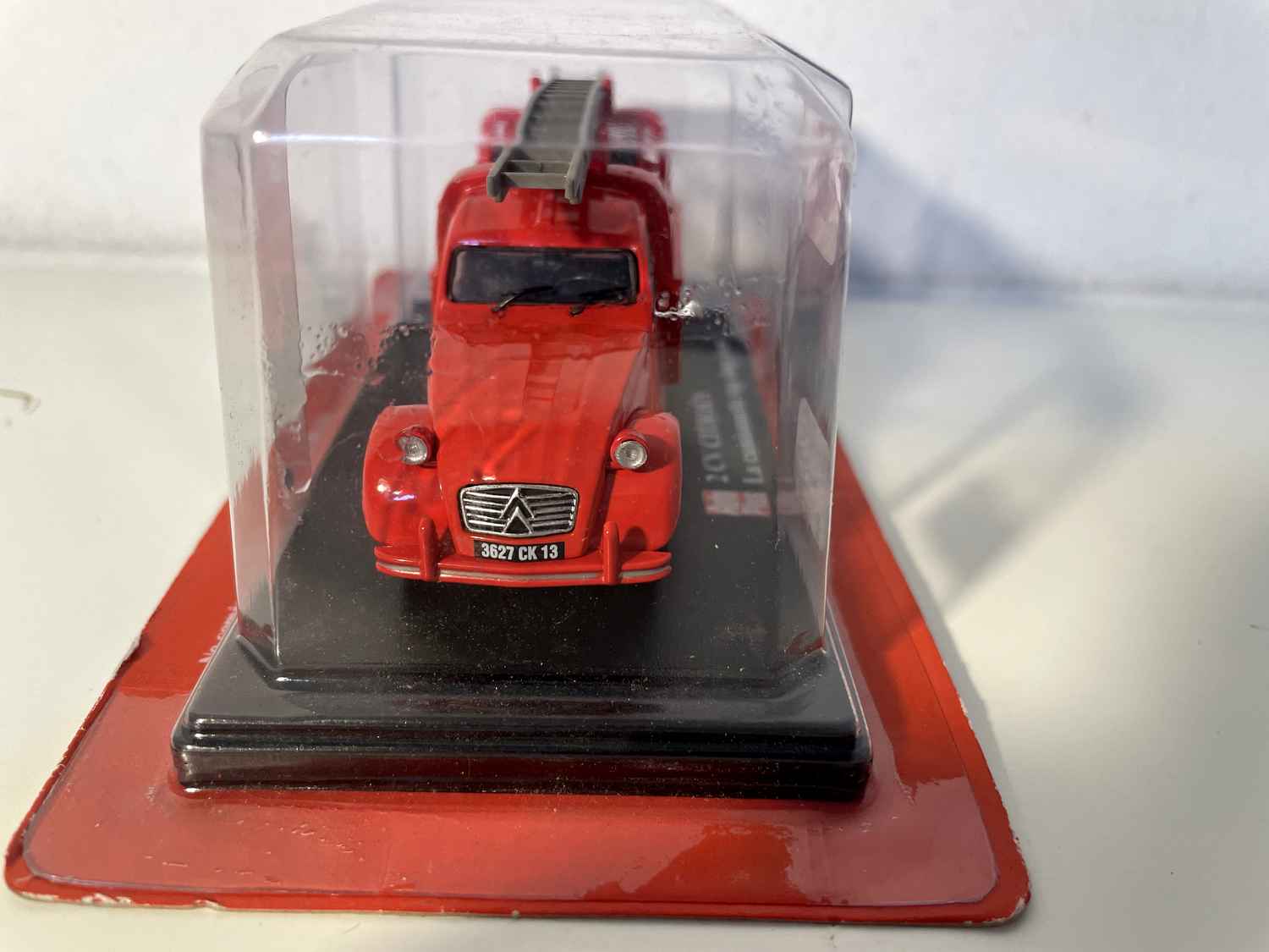 Citroën 2 CV Red Pick-up mit Feuerwehrleuten (Auto-Plus)