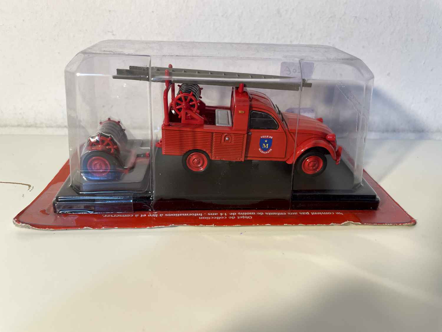 Citroën 2 CV Red Pick-up mit Feuerwehrleuten (Auto-Plus)