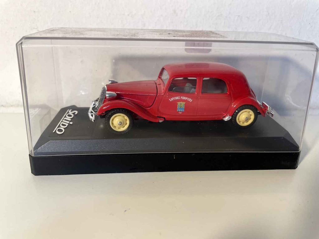 Citroën traction 15 CV rossa VIGILI DEL FUOCO (riferimento Solido 4166)