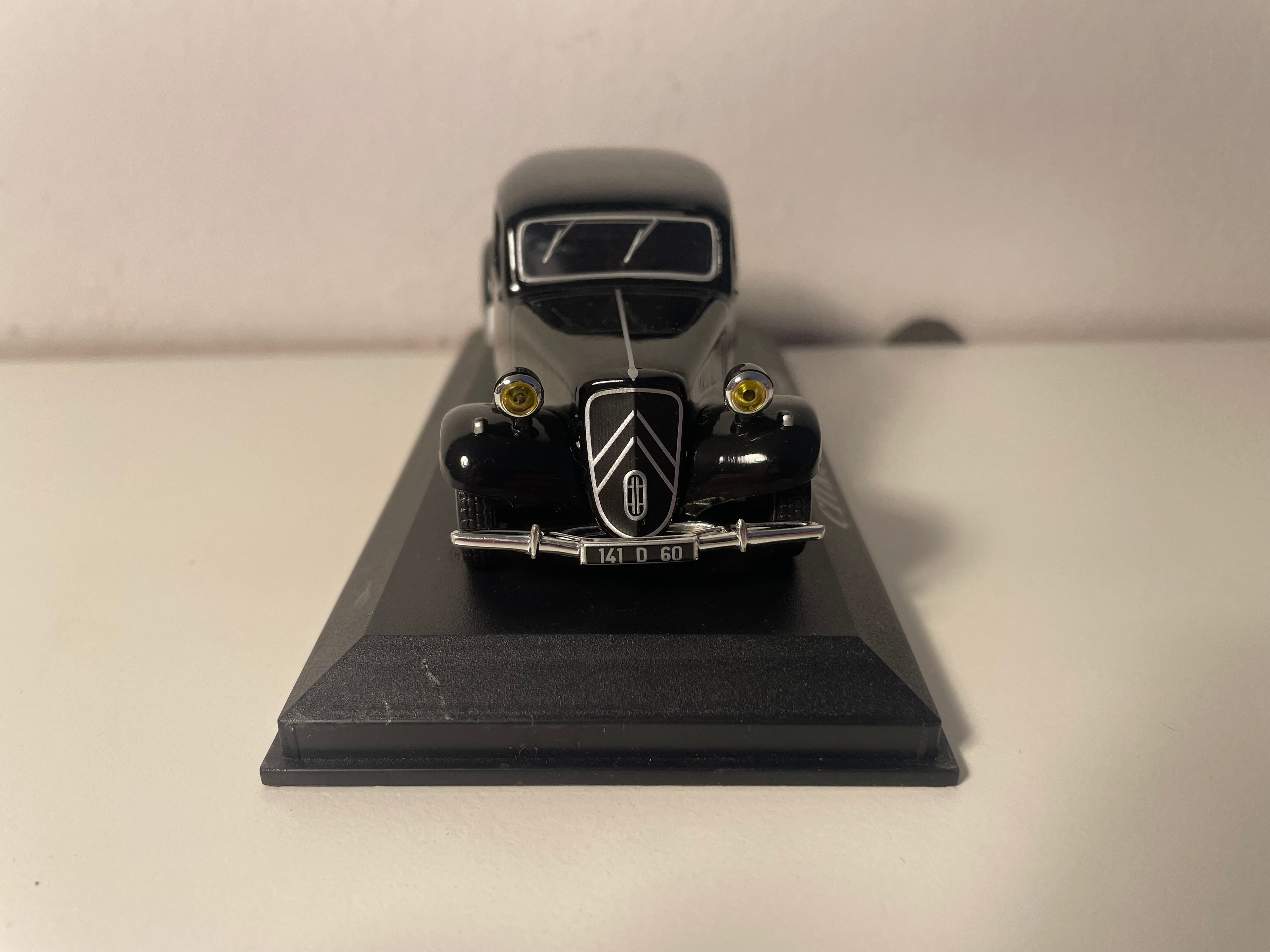 Citroën Traction 11 Preta de 1950 (Caixa de Plexiglass)