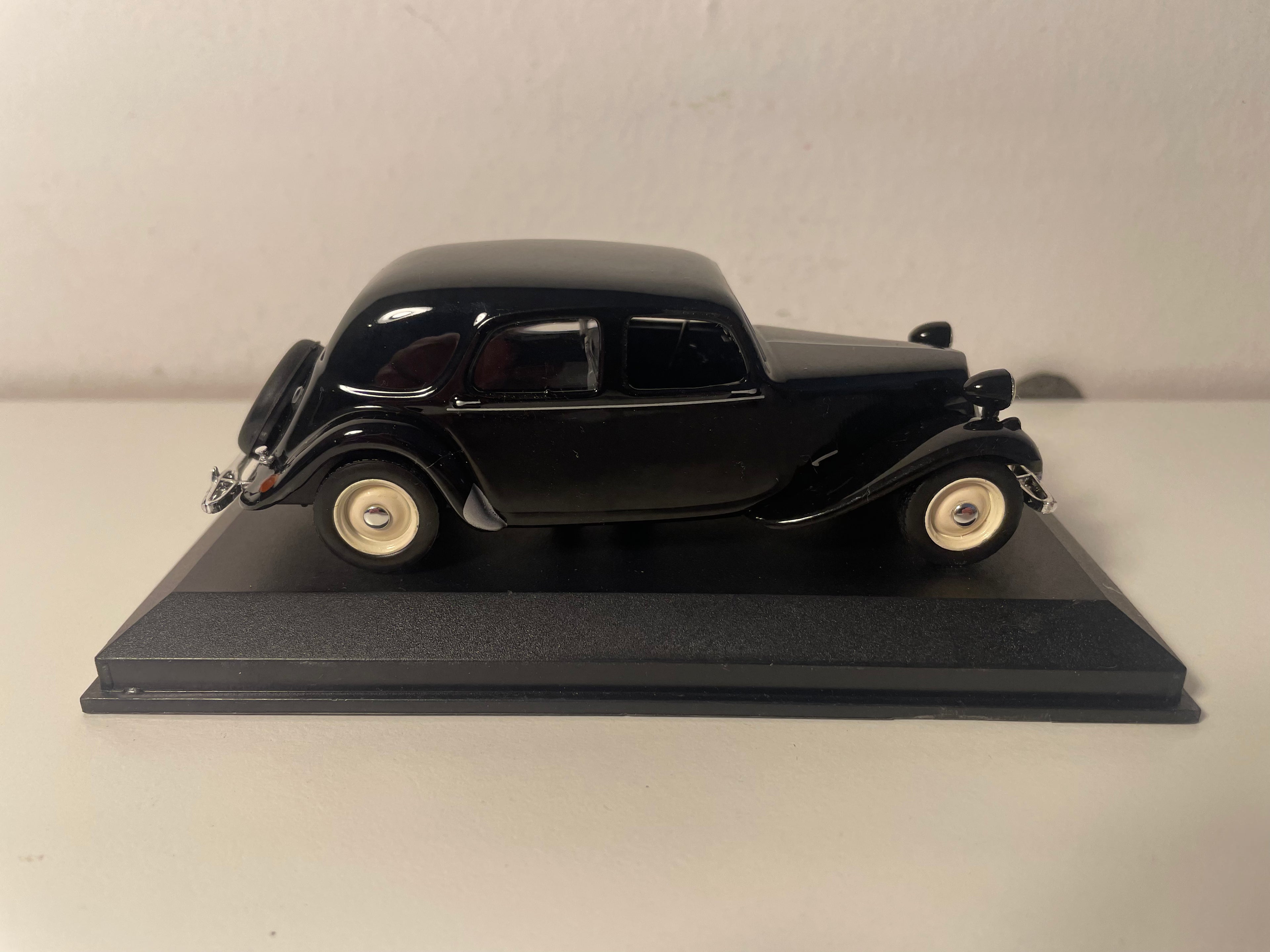 Citroën Traction 11 Preta de 1950 (Caixa de Plexiglass)