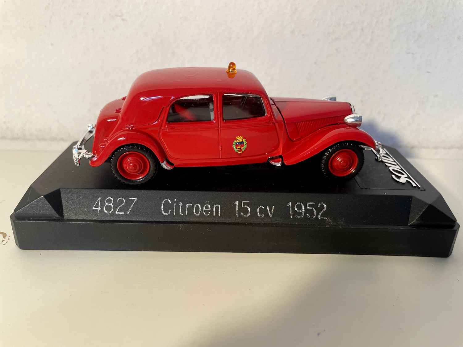 Citroën traction 15 CV red from 1952 FIREFIGHTERS (SOLIDO reference 4827)