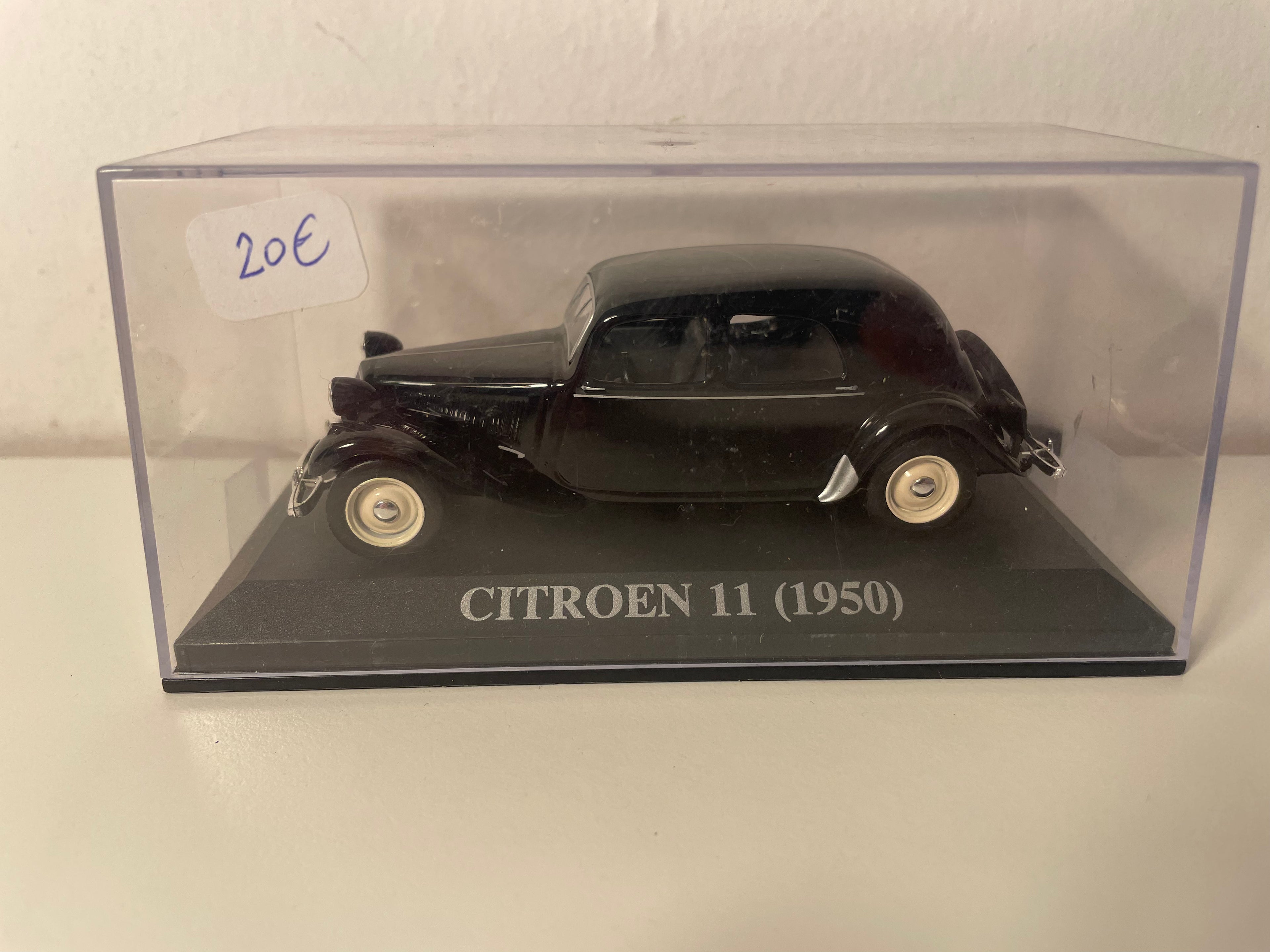Citroën Traction 11 Preta de 1950 (Caixa de Plexiglass)
