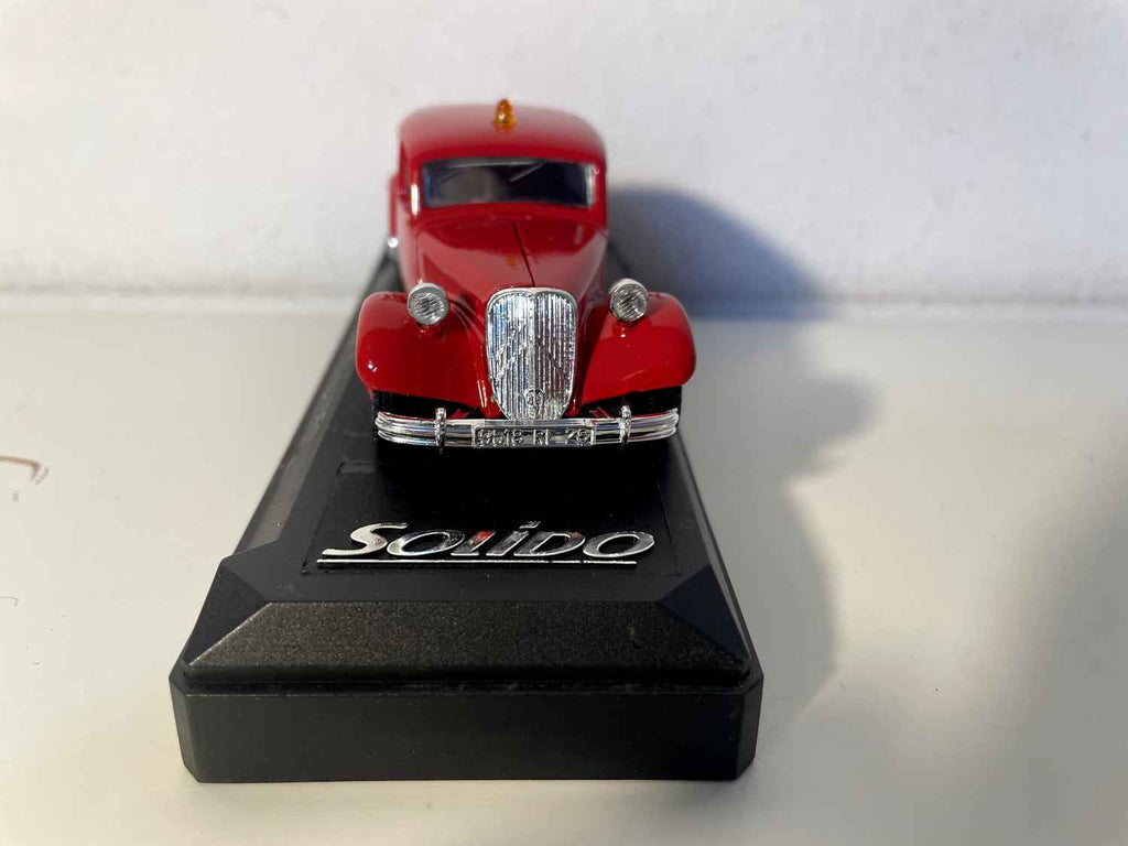 Citroën traction 15 CV red from 1952 FIREFIGHTERS (SOLIDO reference 4827)