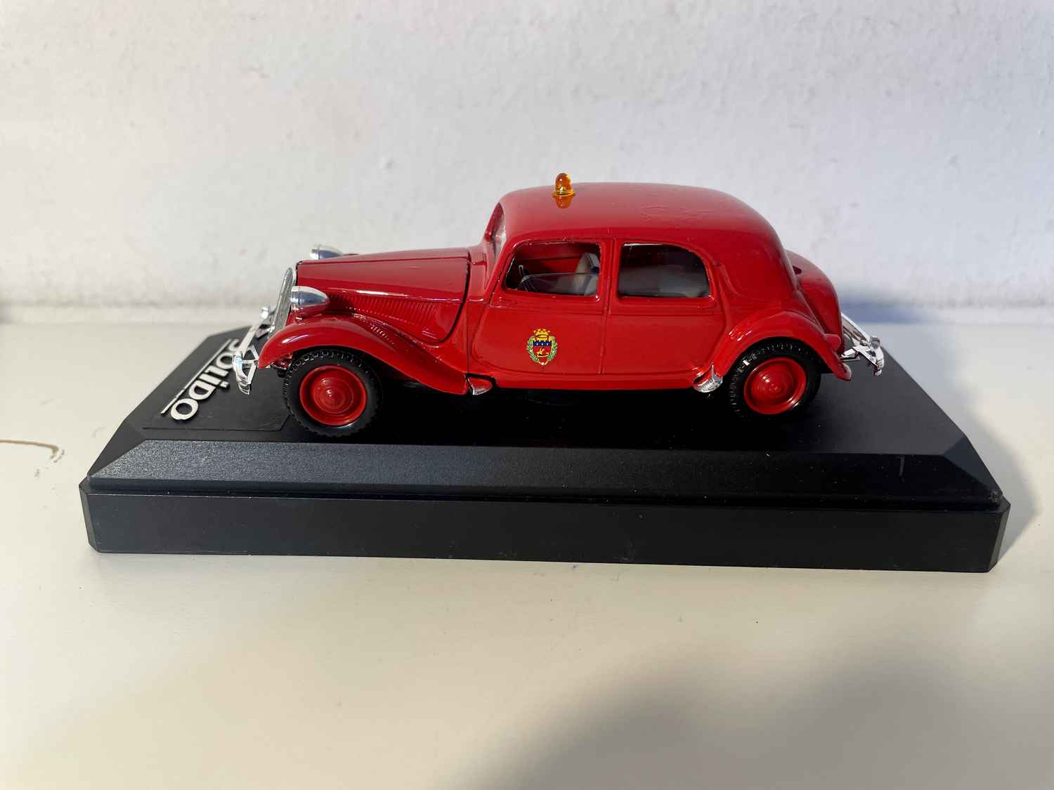 Citroën traction 15 CV red from 1952 FIREFIGHTERS (SOLIDO reference 4827)