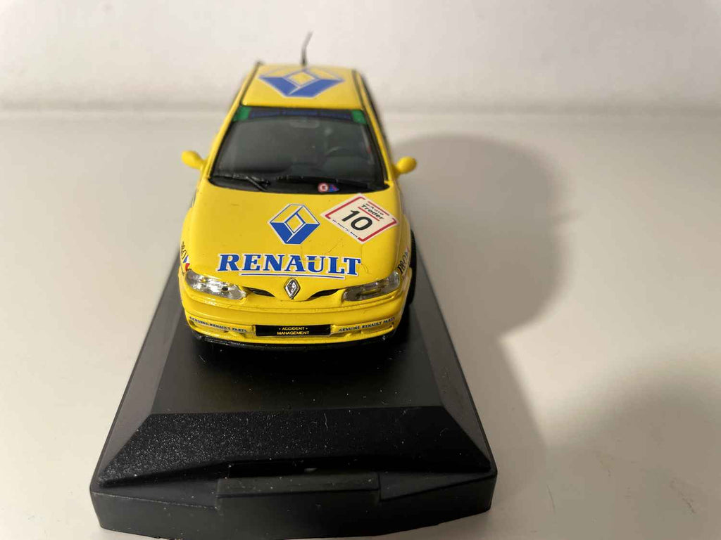 Renault Laguna BTCC żółty numer 10 - Vitesse (opakowanie z fioletowego kartonu)