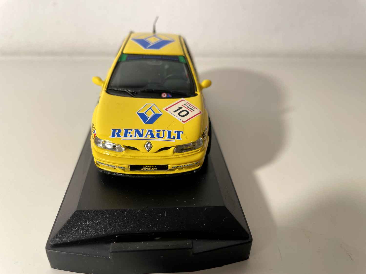 Renault Laguna BTCC żółty numer 10 - Vitesse (opakowanie z fioletowego kartonu)