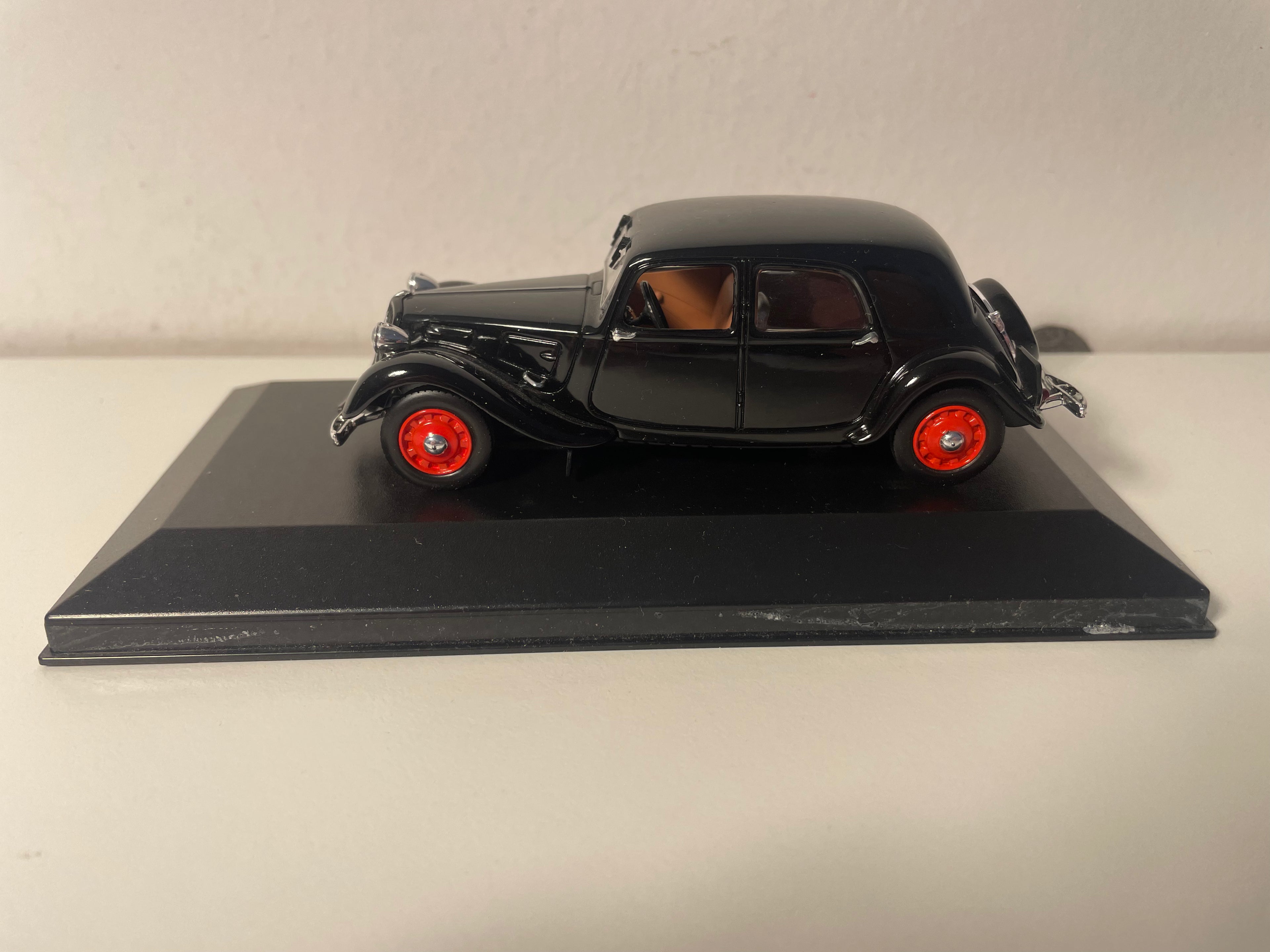 Citroën Traction Preta de 1939 (Caixa Plexi)