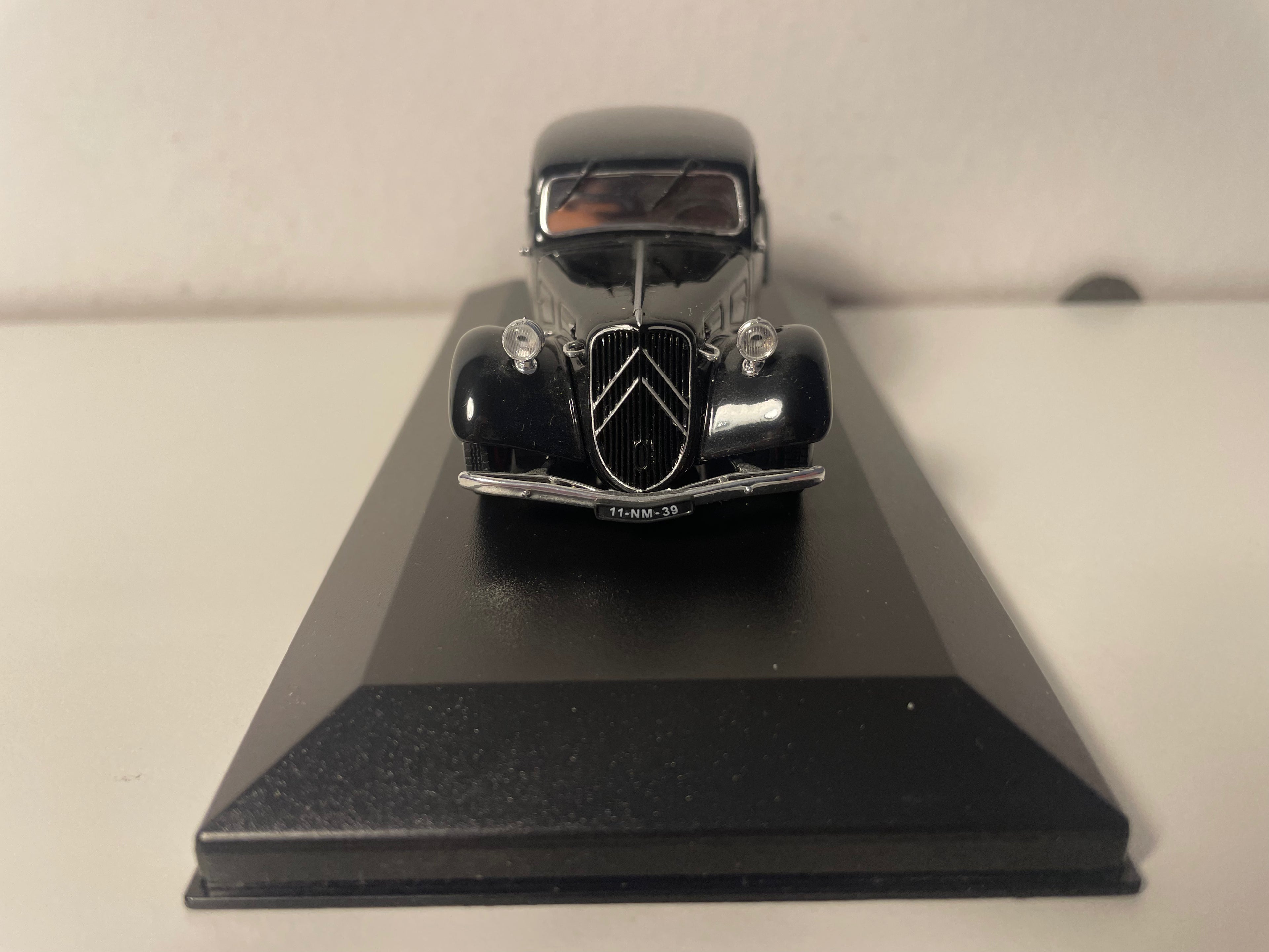 Citroën Traction Preta de 1939 (Caixa Plexi)