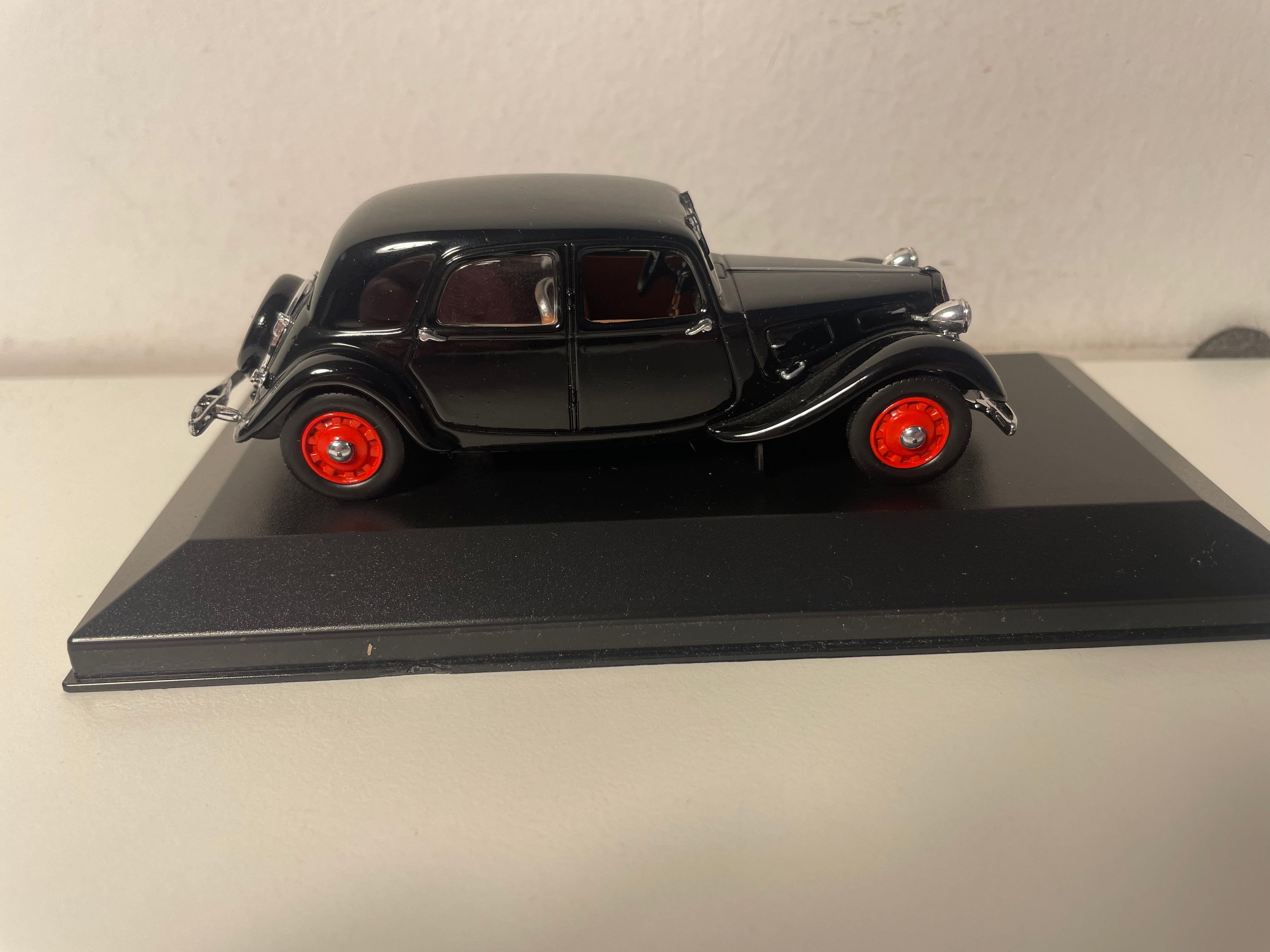 Citroën Traction Preta de 1939 (Caixa Plexi)