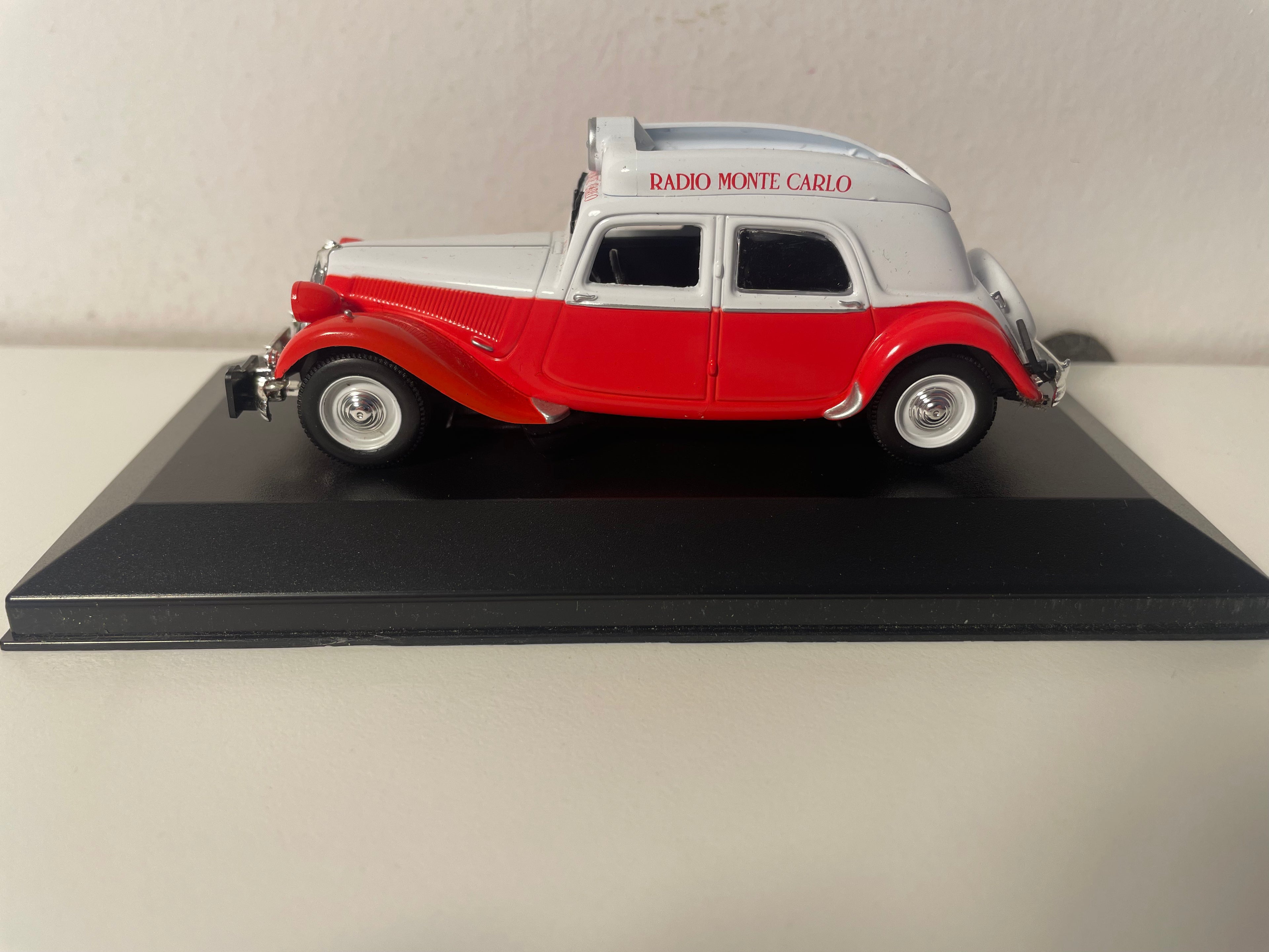 1952 Citroën Traction 15-Six Rood en Wit - RMC (Radio Monte-Carlo) (Plexi Box)