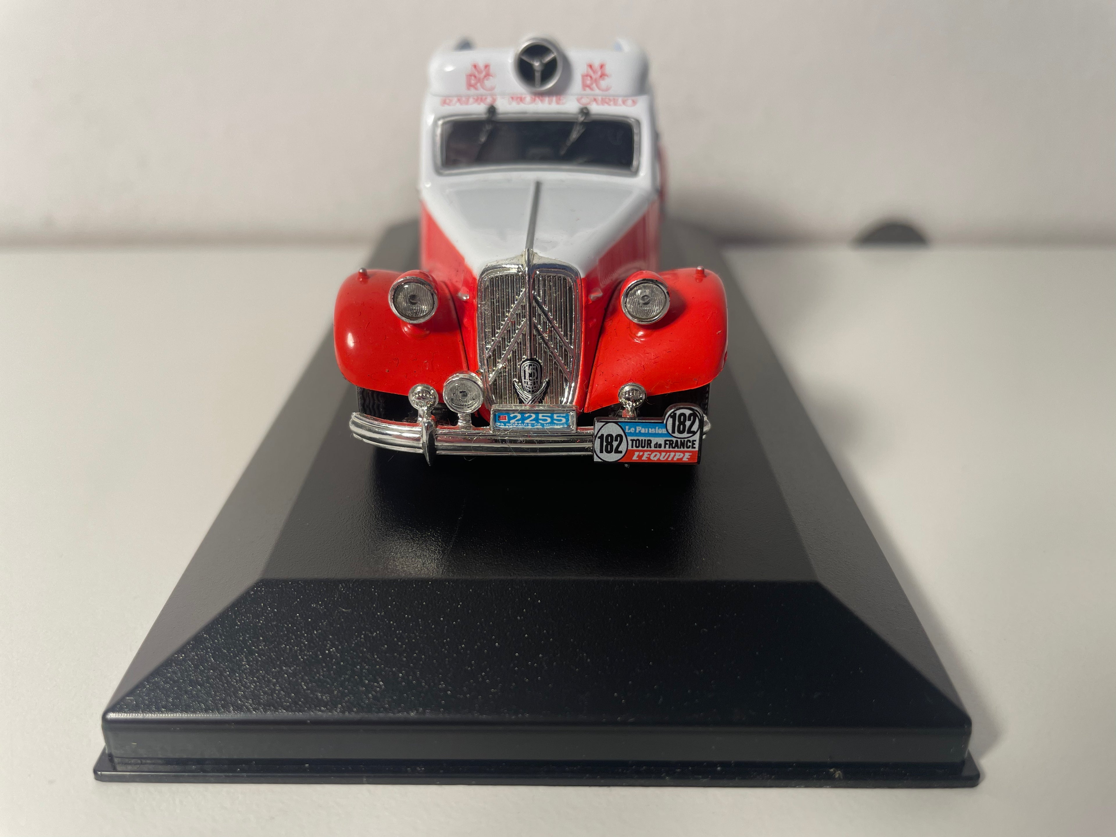 1952 Citroën Traction 15-Six Rood en Wit - RMC (Radio Monte-Carlo) (Plexi Box)