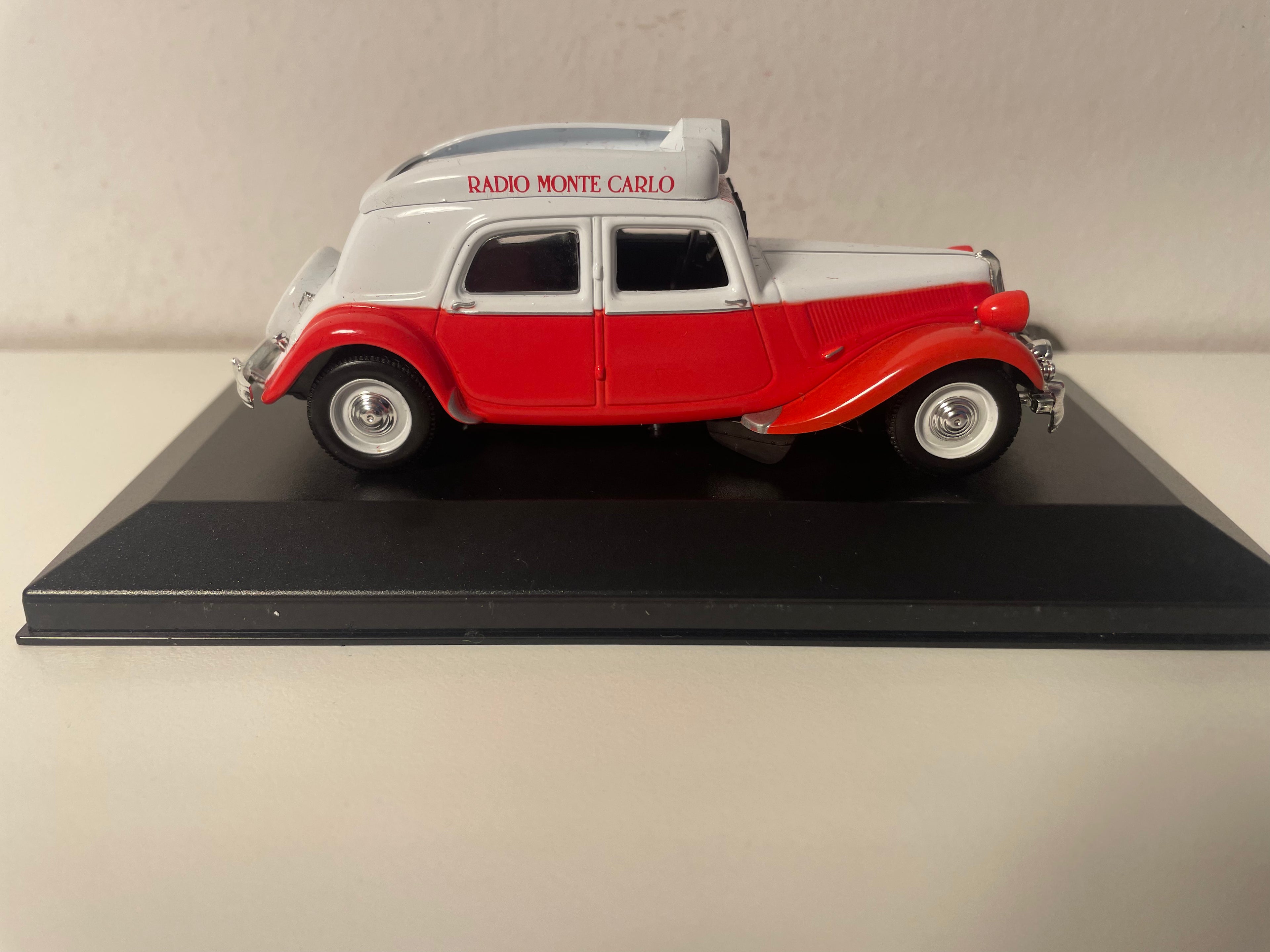 1952 Citroën Traction 15-Six Rood en Wit - RMC (Radio Monte-Carlo) (Plexi Box)