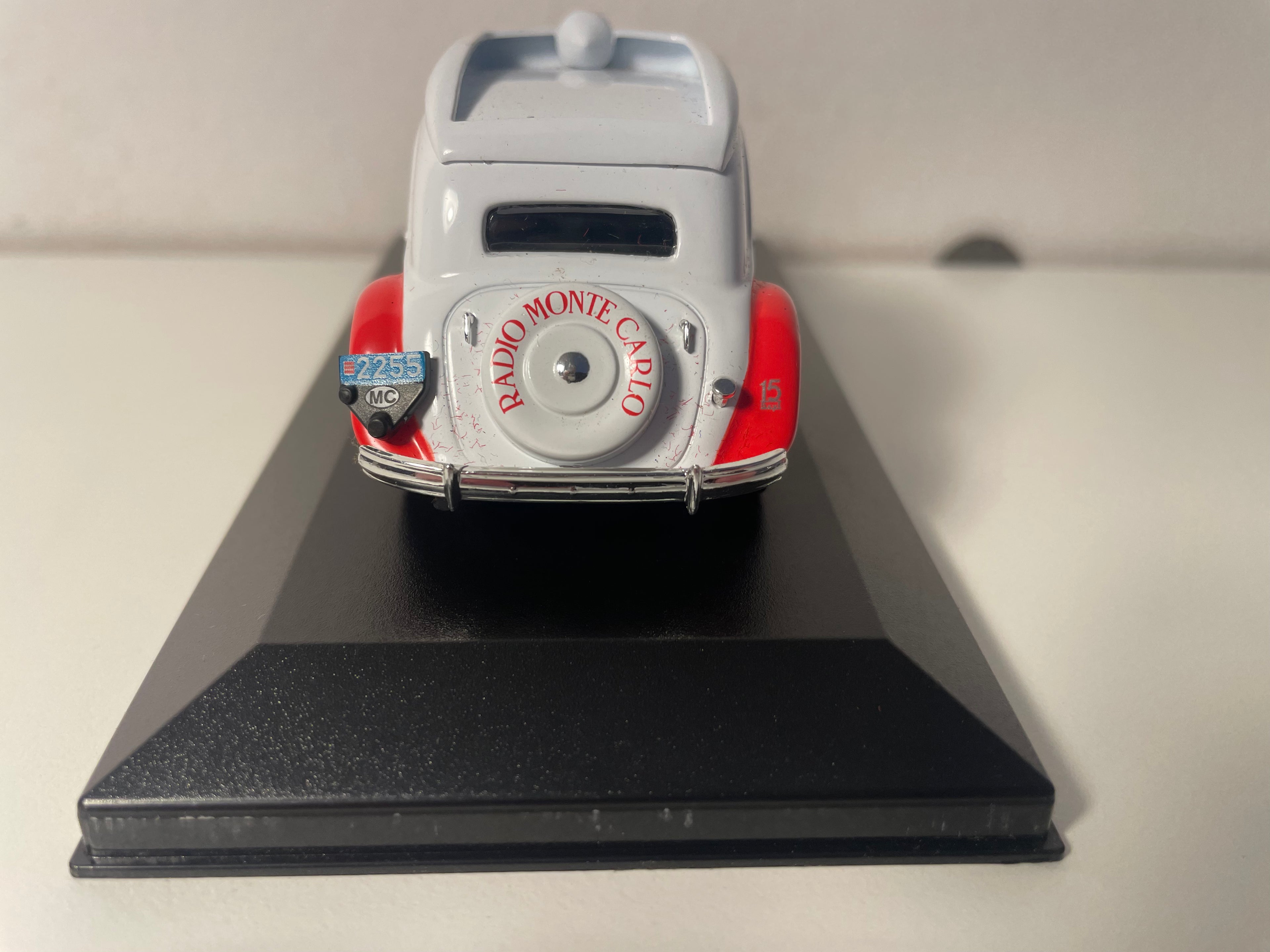 1952 Citroën Traction 15-Six Rood en Wit - RMC (Radio Monte-Carlo) (Plexi Box)