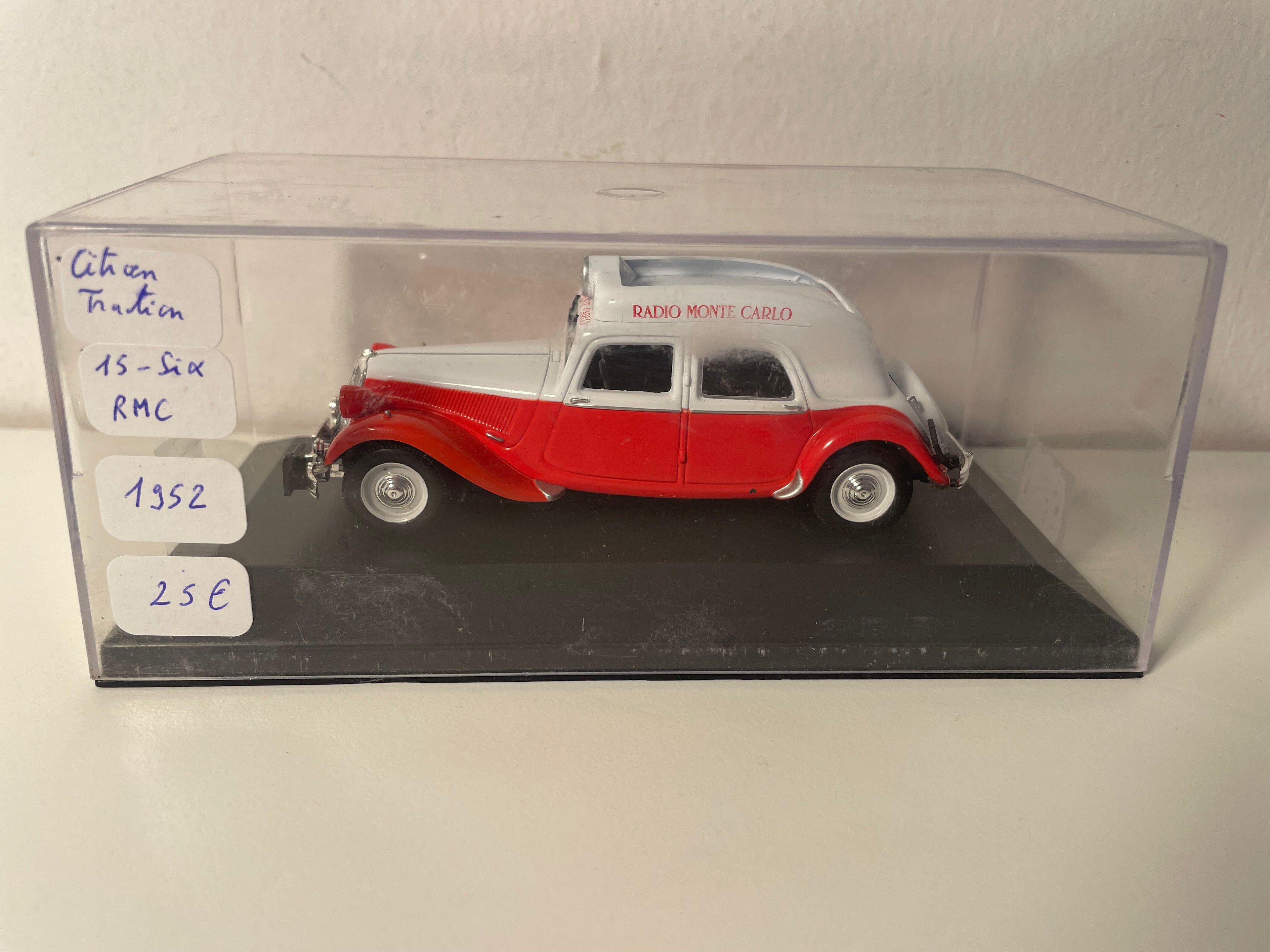 1952 Citroën Traction 15-Six Rood en Wit - RMC (Radio Monte-Carlo) (Plexi Box)
