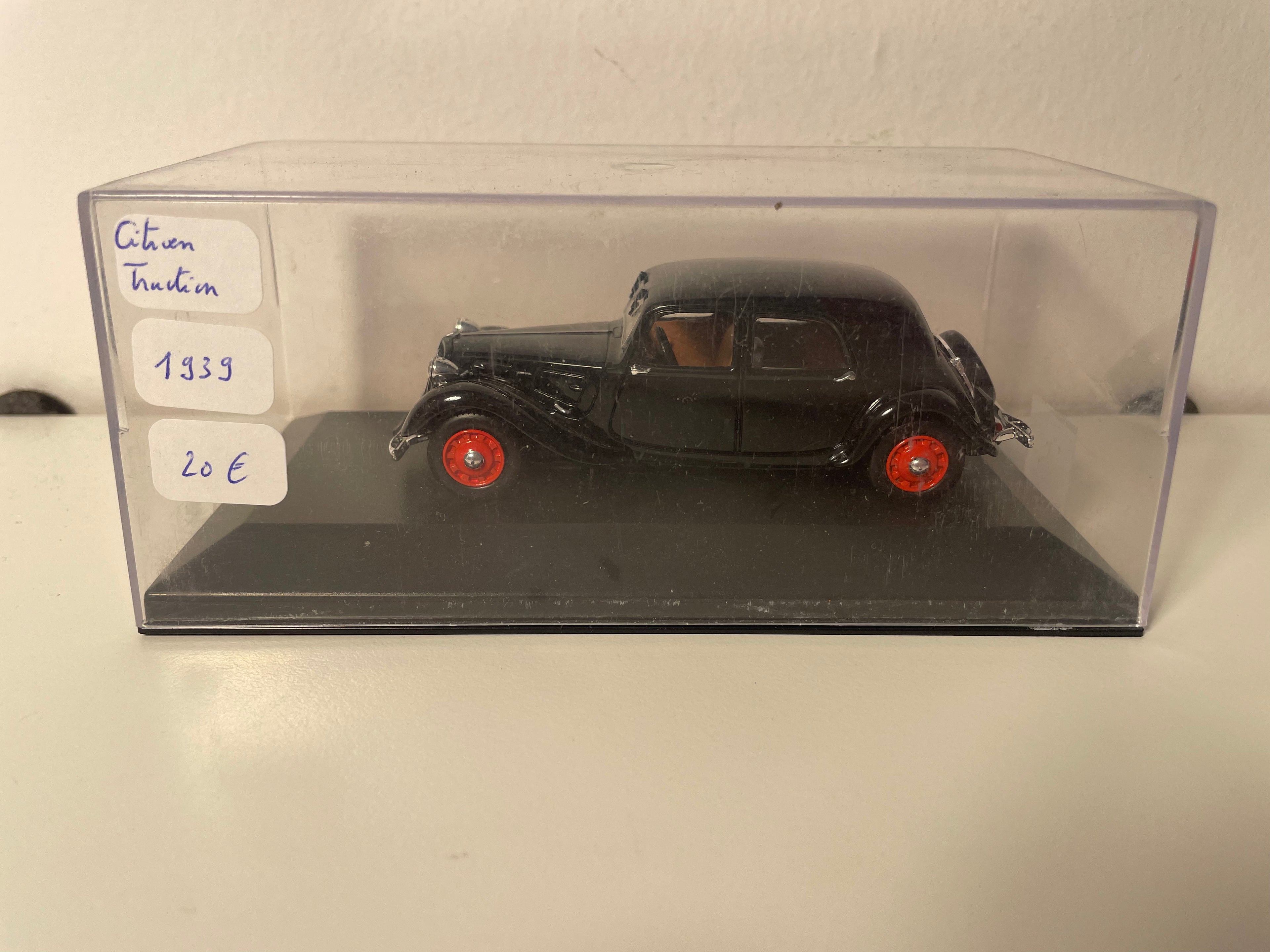 Citroën Traction Preta de 1939 (Caixa Plexi)