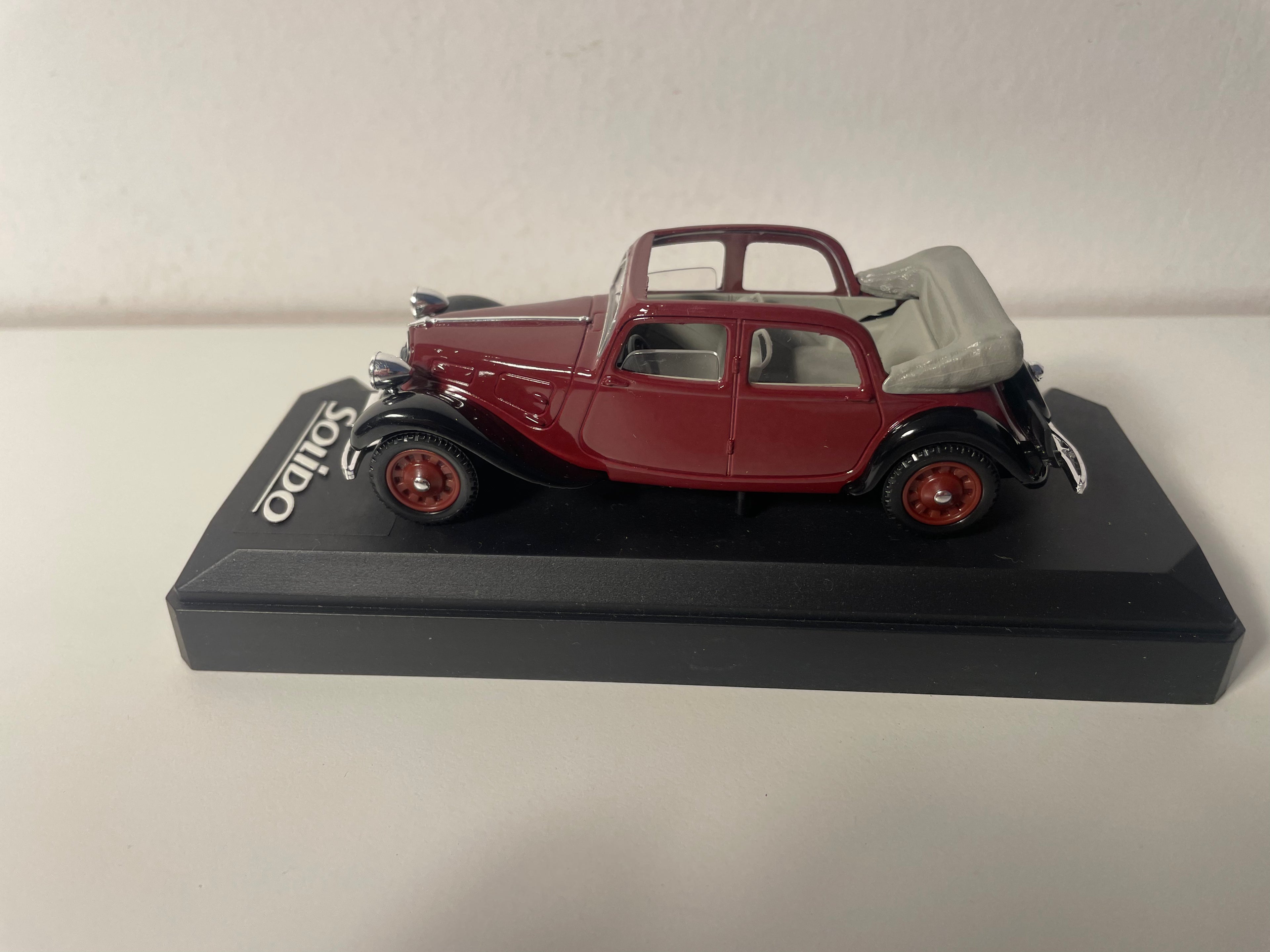 Citroën Traction 11 Convertible Bordeaux - Solido Reference 1713