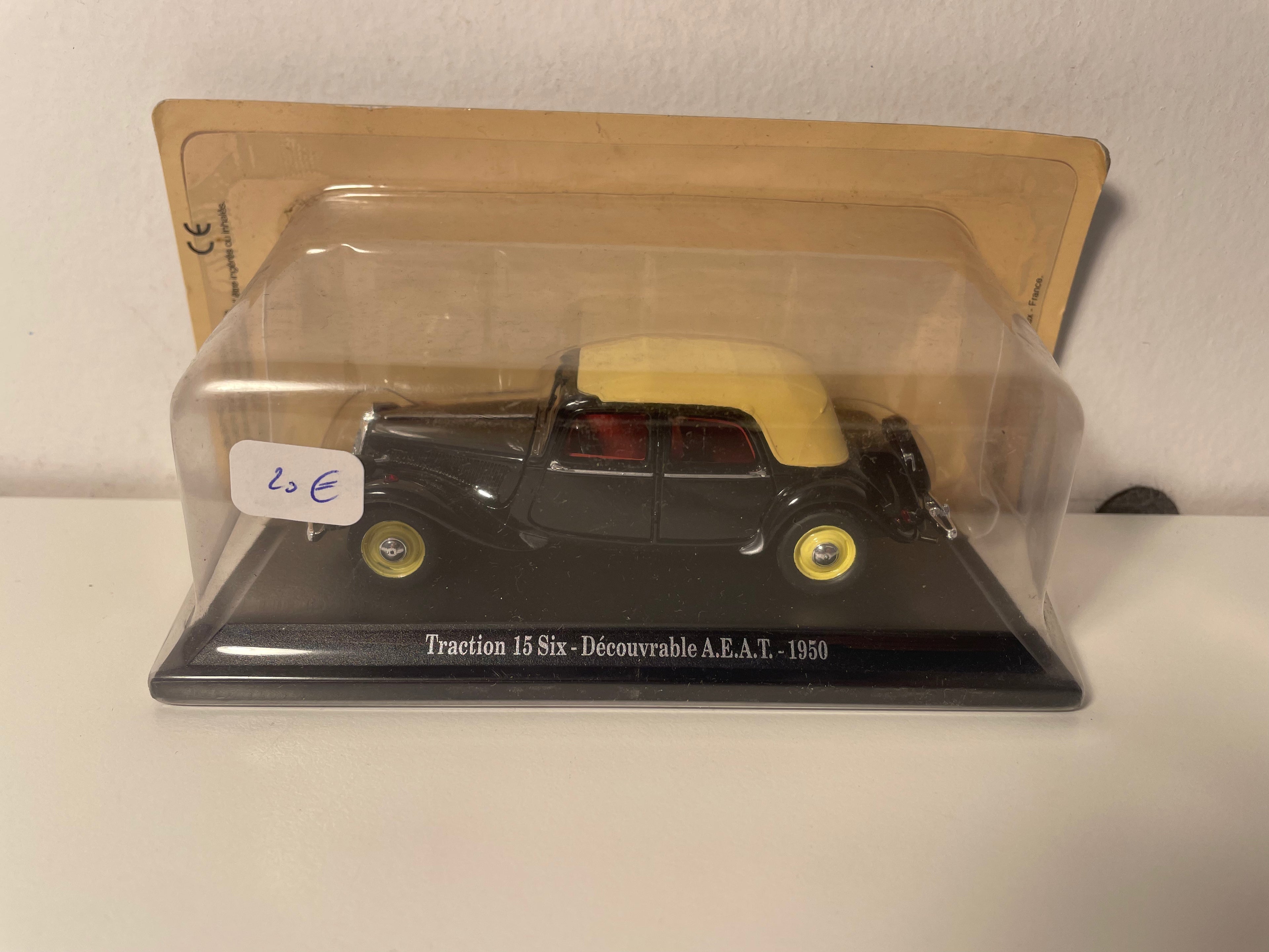 Citroën traction 15 six découvrable A.E.A.T. schwaarz mat béige Dack vum 1950