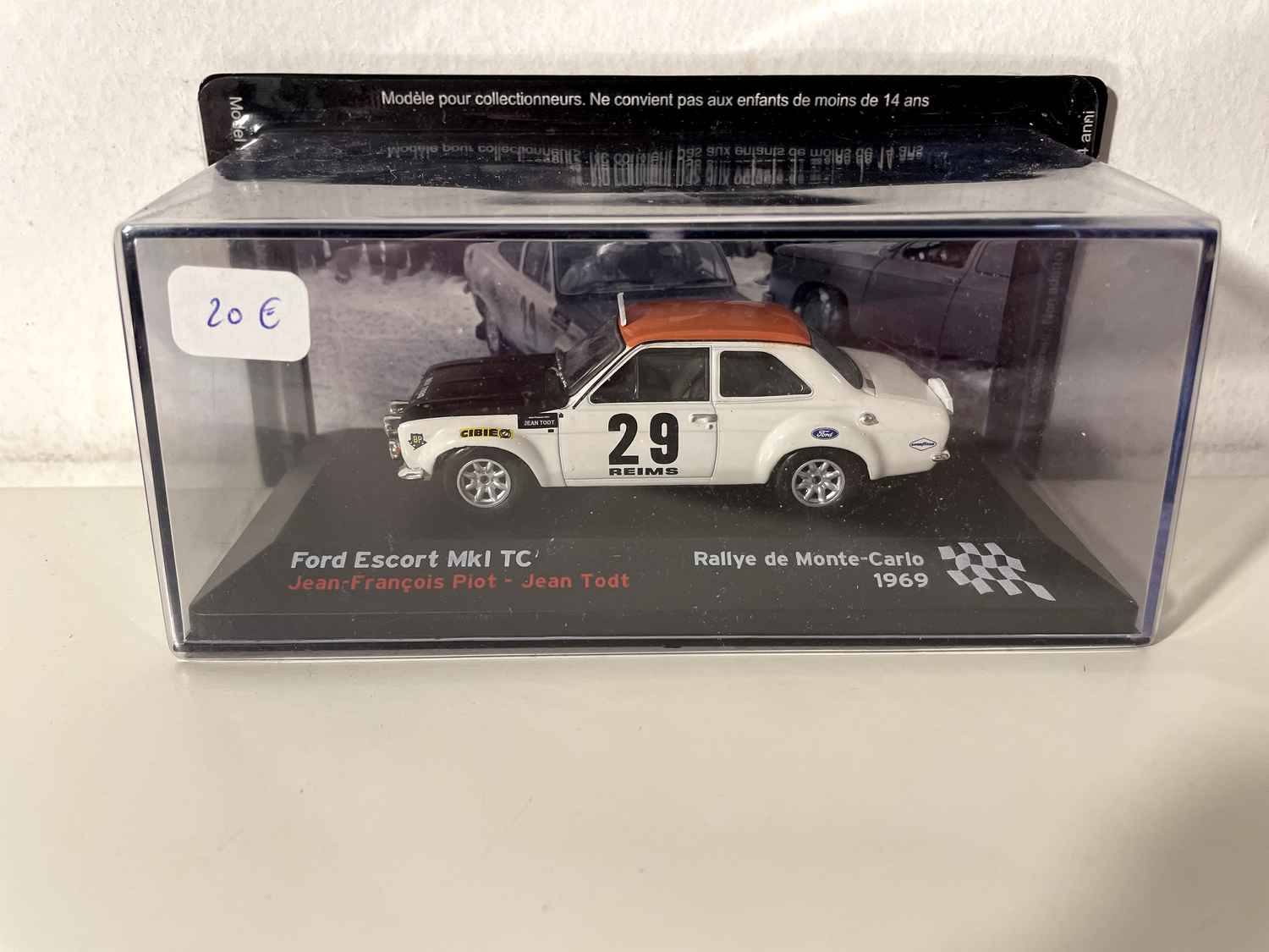 Ford Escort MkI TC bianca, nera e marrone numero 29 - Rally di Monte Carlo del 1969
