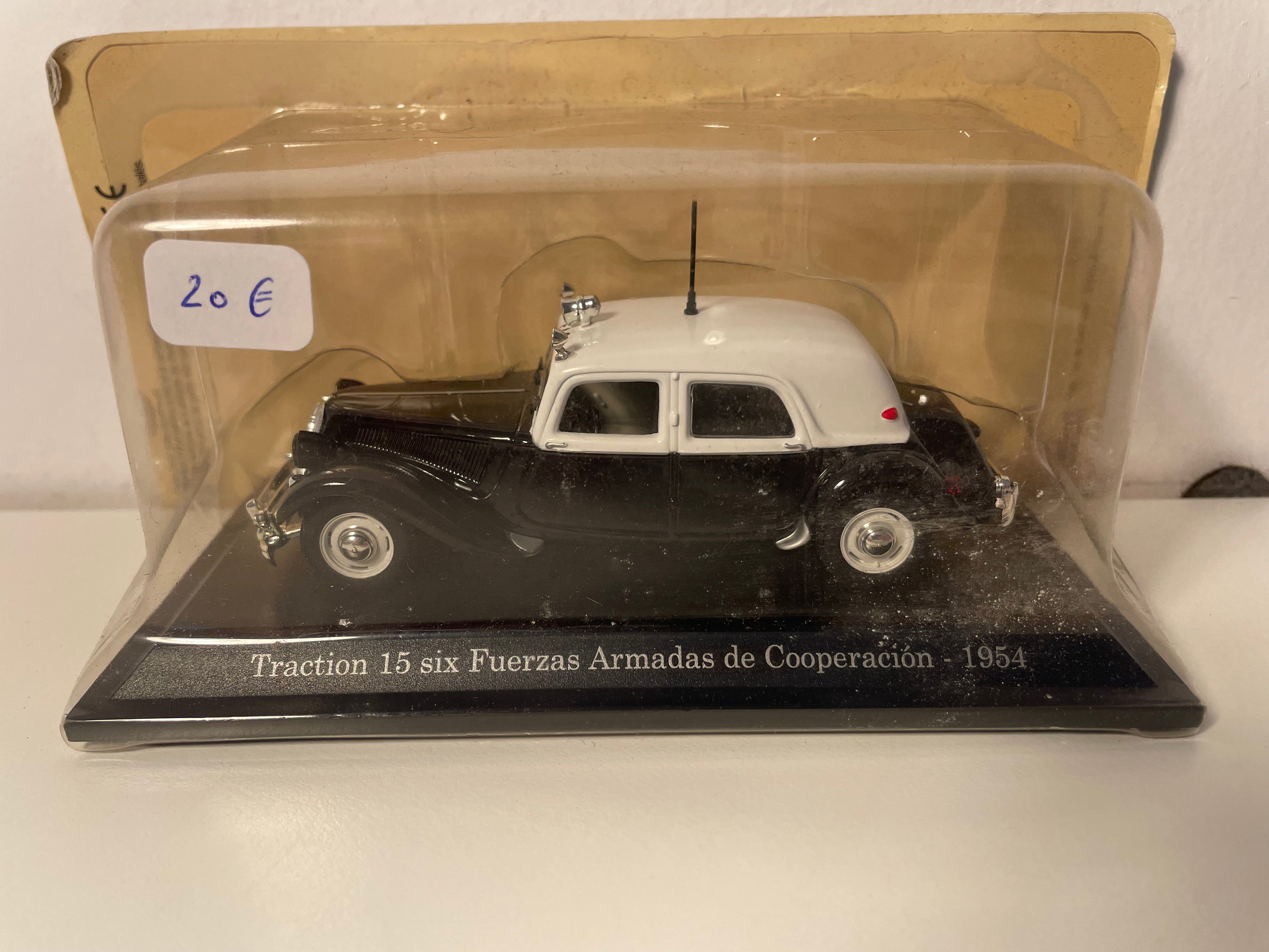 Citroën Traction 15 Six Zwart en Wit uit 1954 Fuerzas Armadas de Coopéraction (FAC)