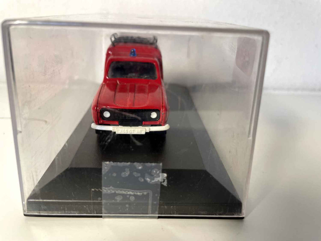 Czerwony samochód strażacki Renault 4L (samochód z bagażnikiem dachowym) jednostki straży pożarnej i ratowniczej
