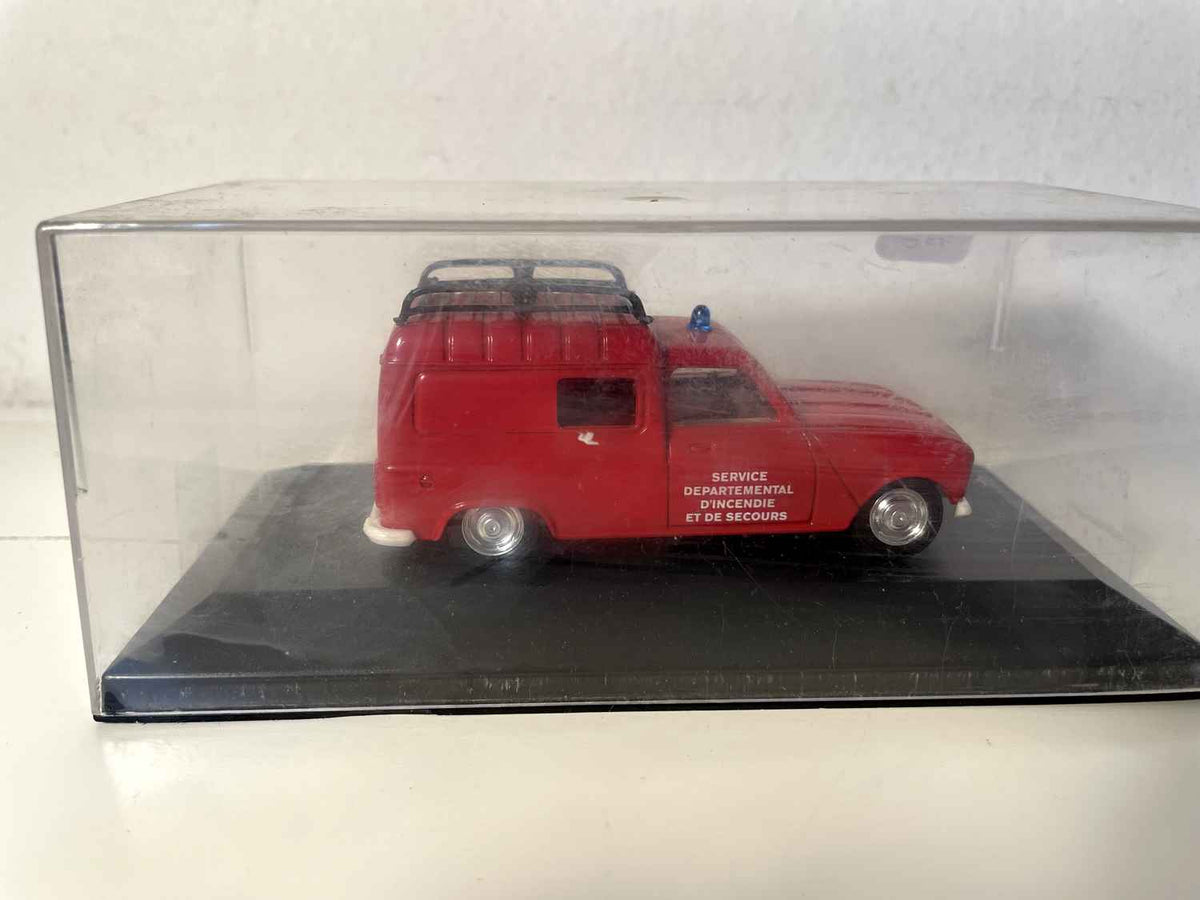 Czerwony samochód strażacki Renault 4L (samochód z bagażnikiem dachowym) jednostki straży pożarnej i ratowniczej