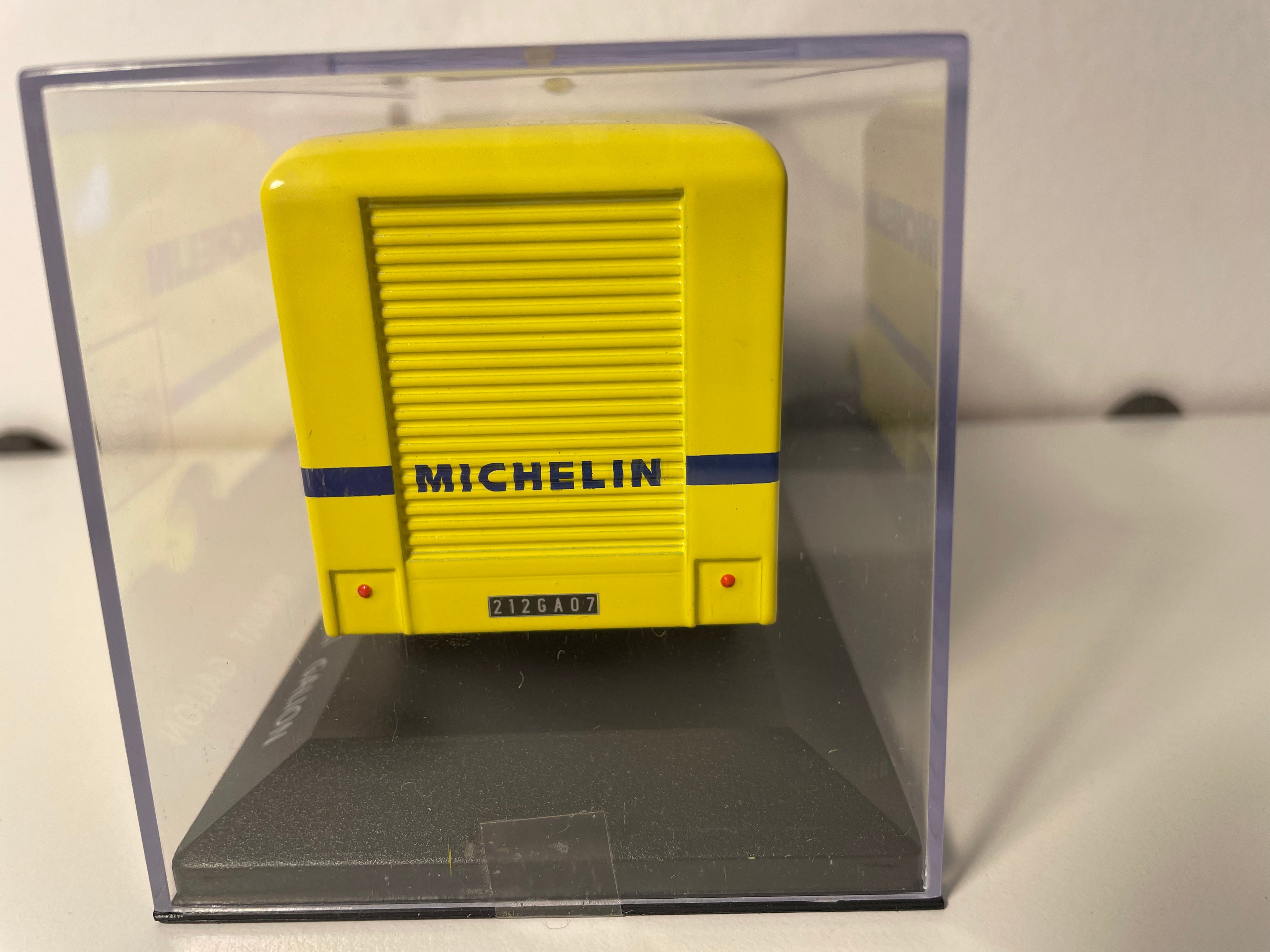 Renault Galion Geel Michelin (Plexiglas Doos)