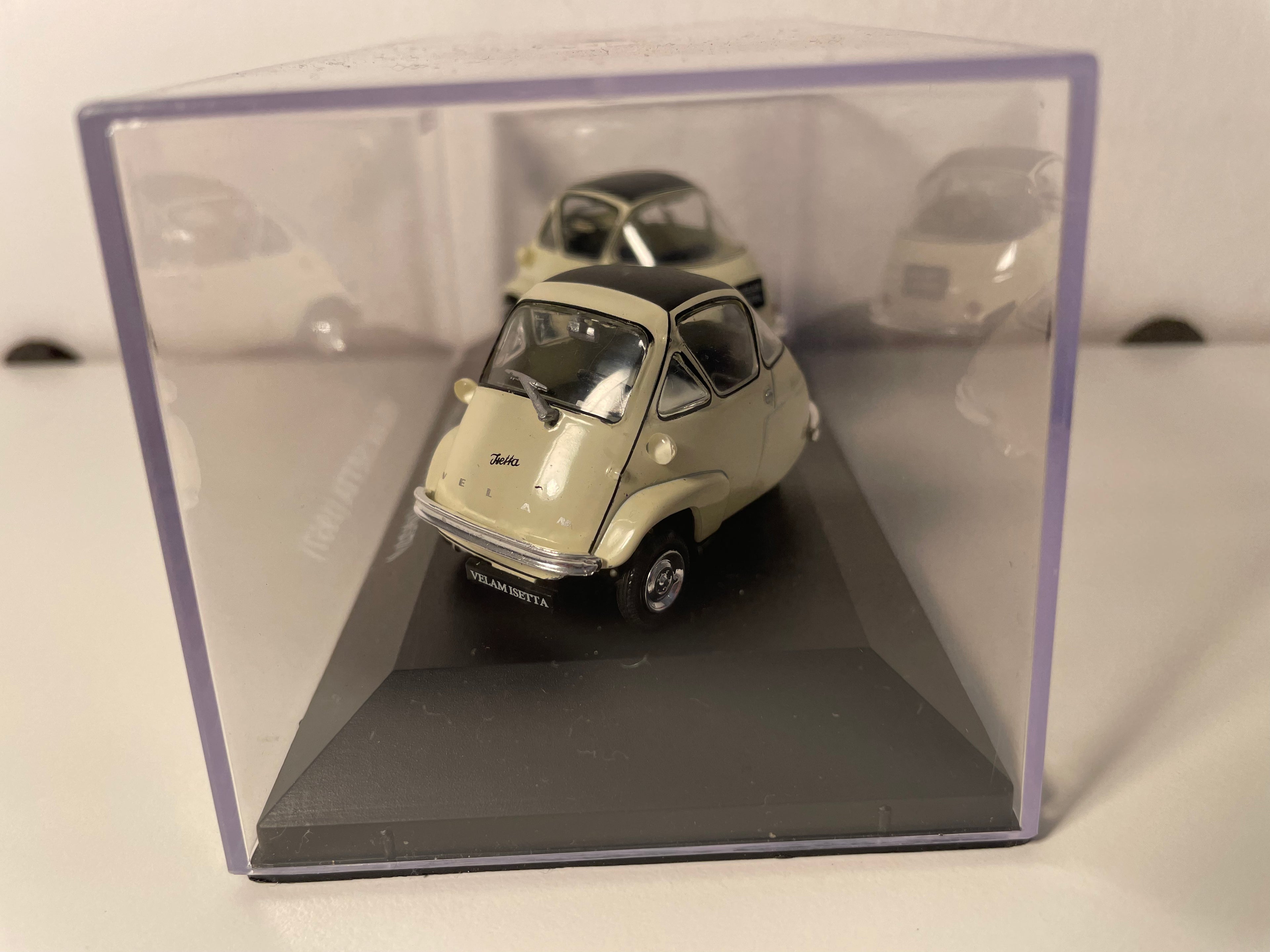 Velam Isetta beżowa z 1957 roku w dup (opakowanie z plexi)