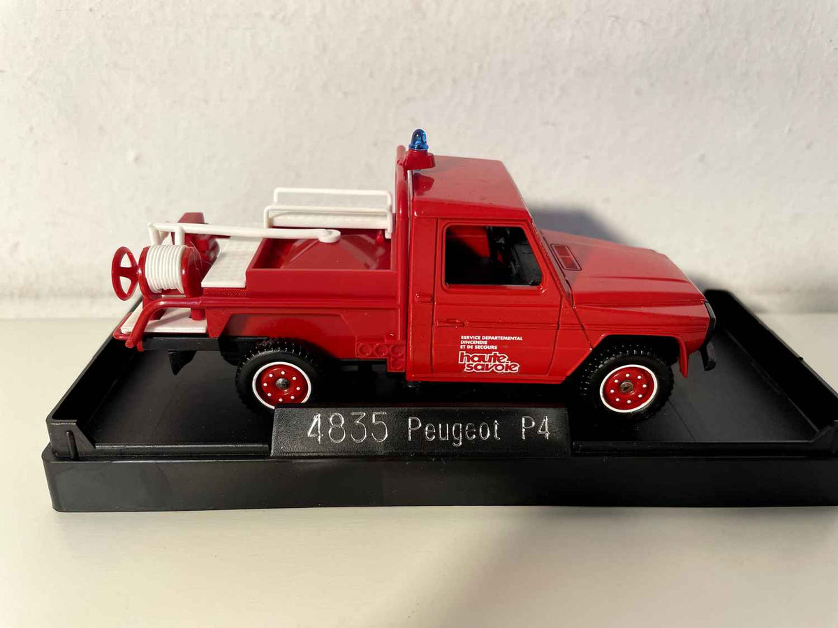Peugeot P4 czerwony STRAŻACI (Solido referencja 4835)