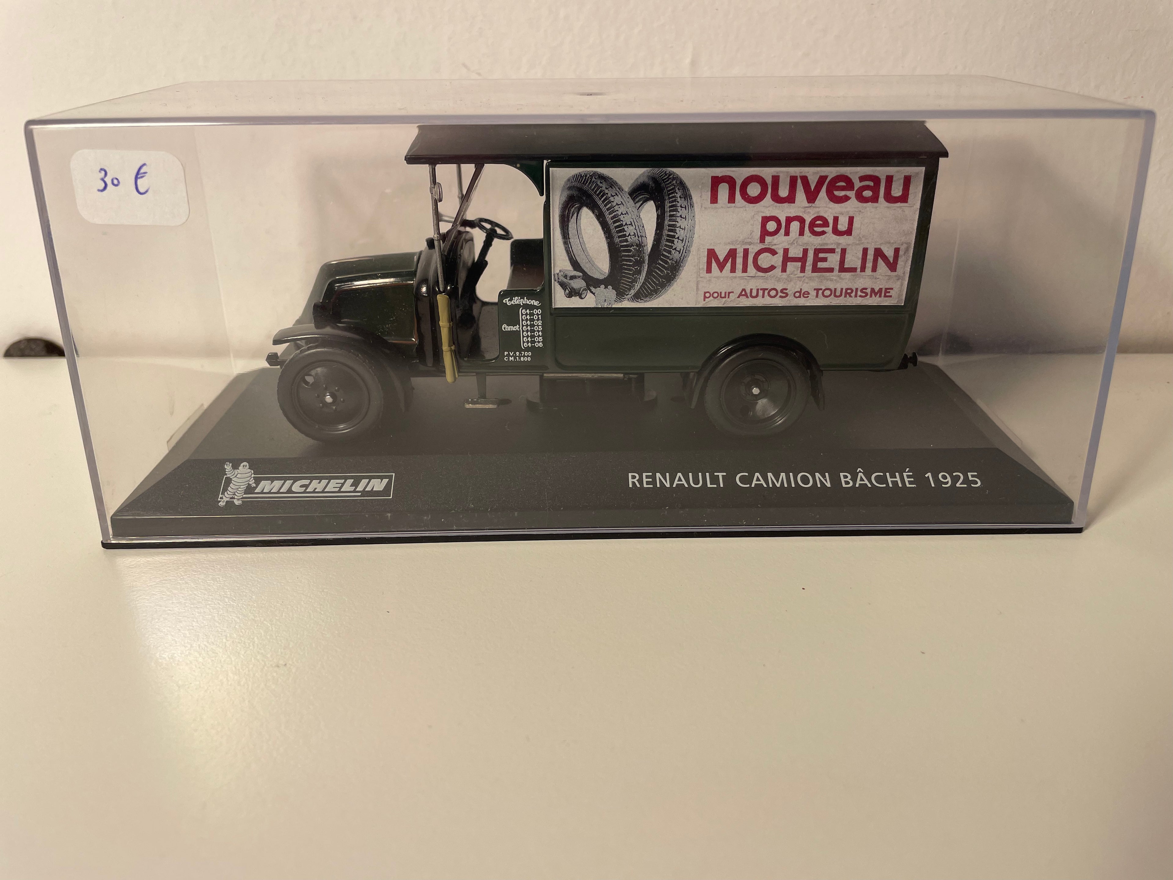 Camionete Renault Coberta Verde Escura Michelin de 1925 (caixa de plexiglass)