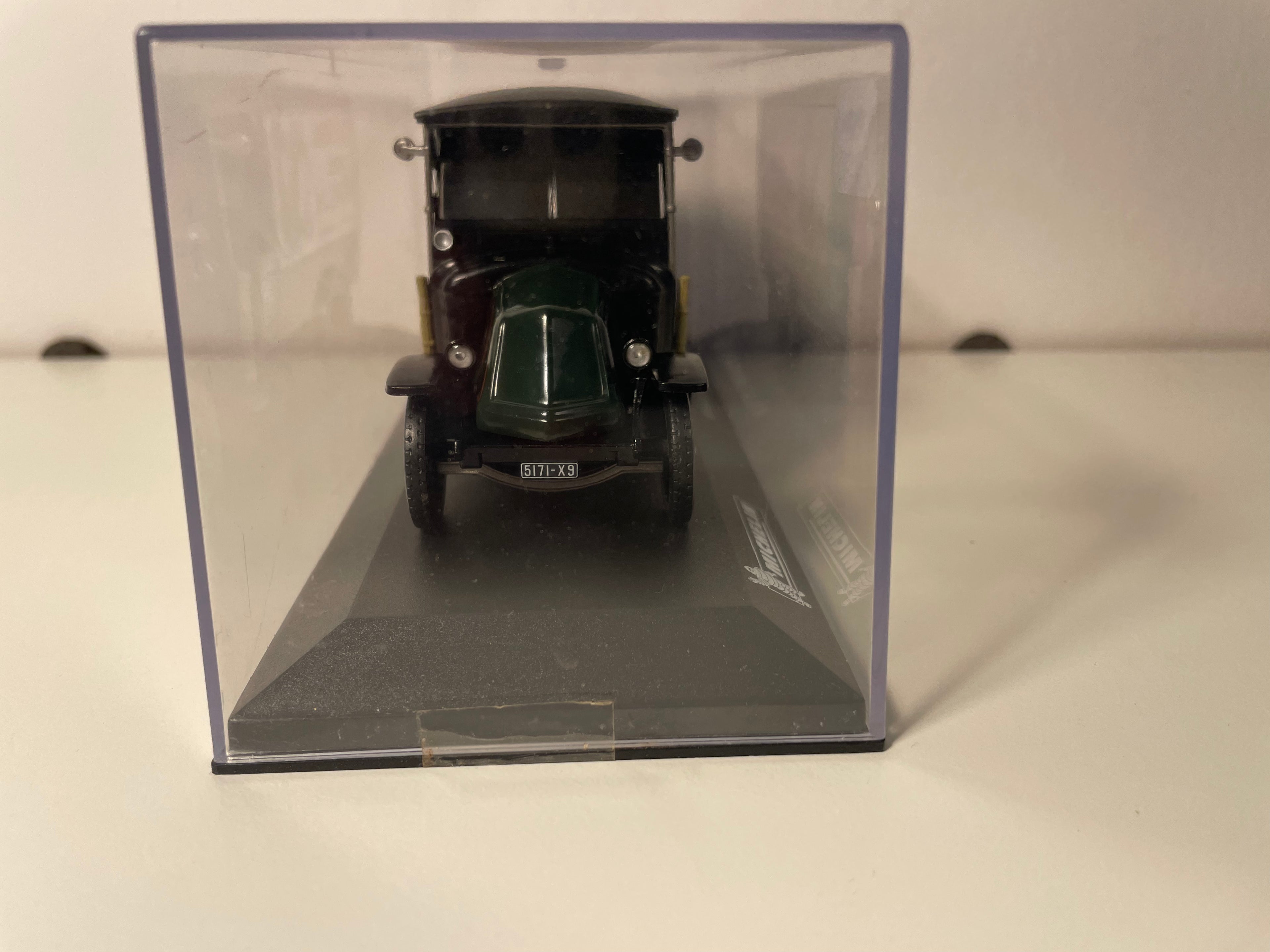 Camionete Renault Coberta Verde Escura Michelin de 1925 (caixa de plexiglass)