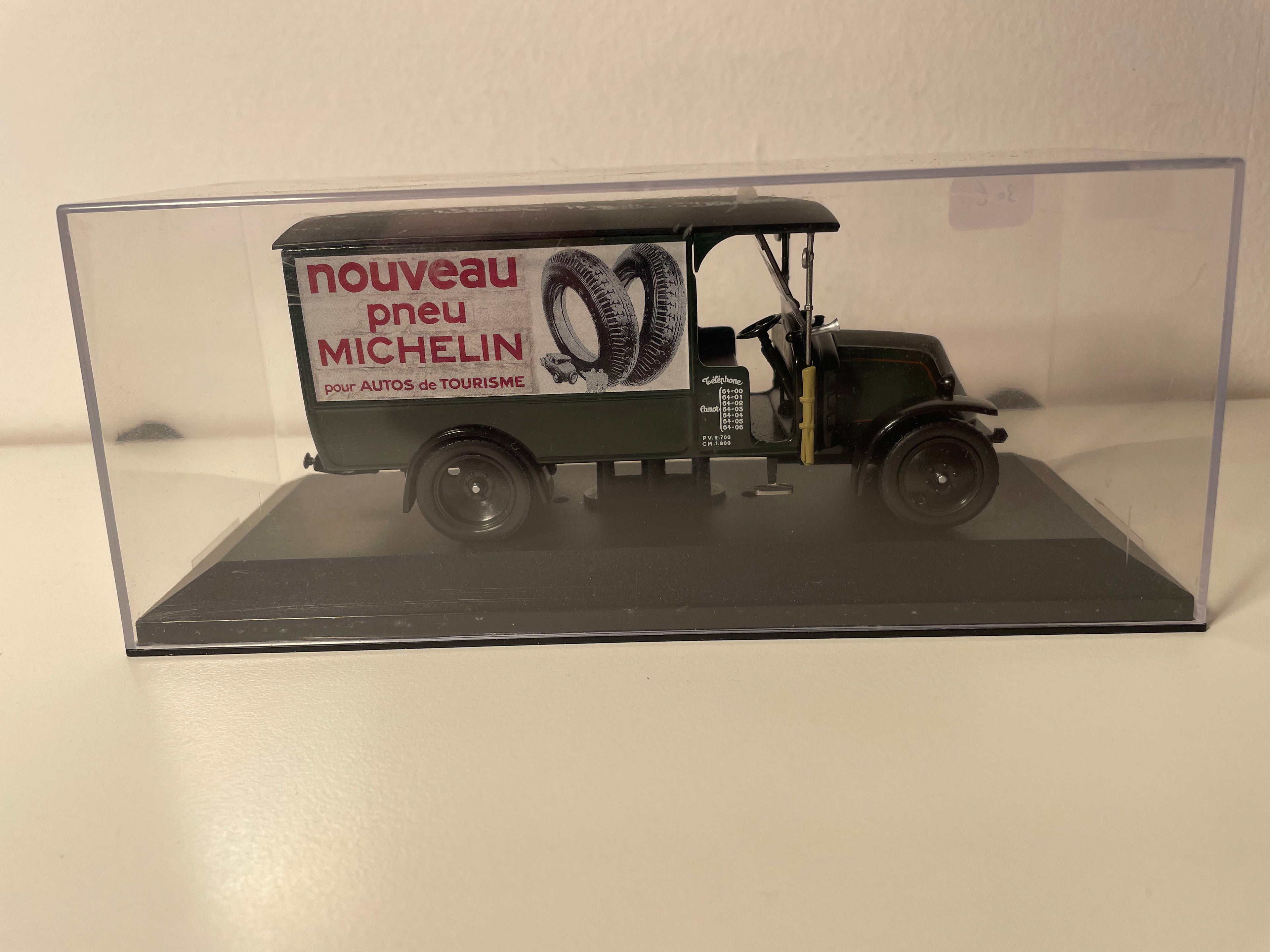 Camionete Renault Coberta Verde Escura Michelin de 1925 (caixa de plexiglass)
