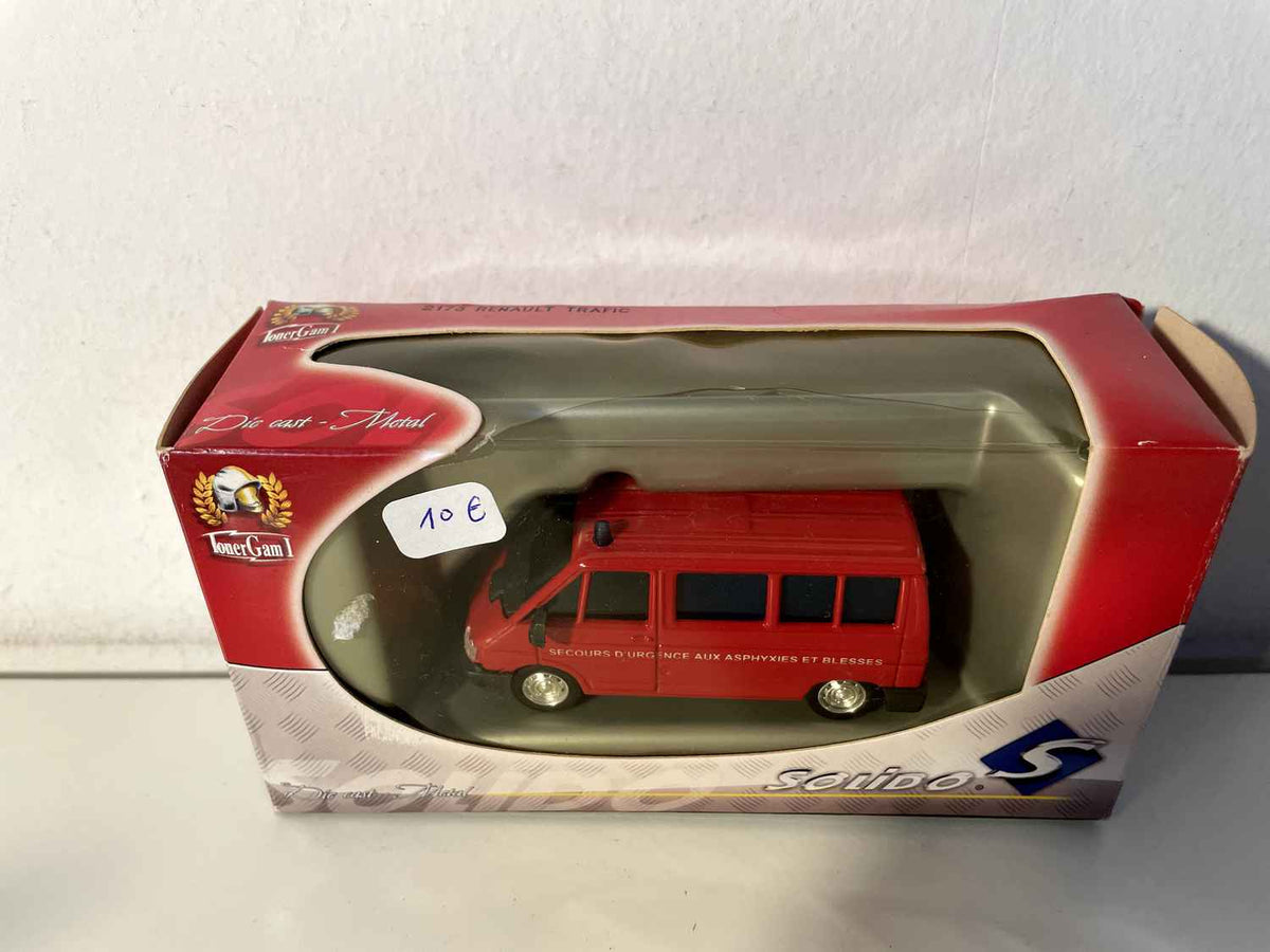 Renault Trafic vermelho envidraçado BOMBEIROS (Referência Solido 2173)