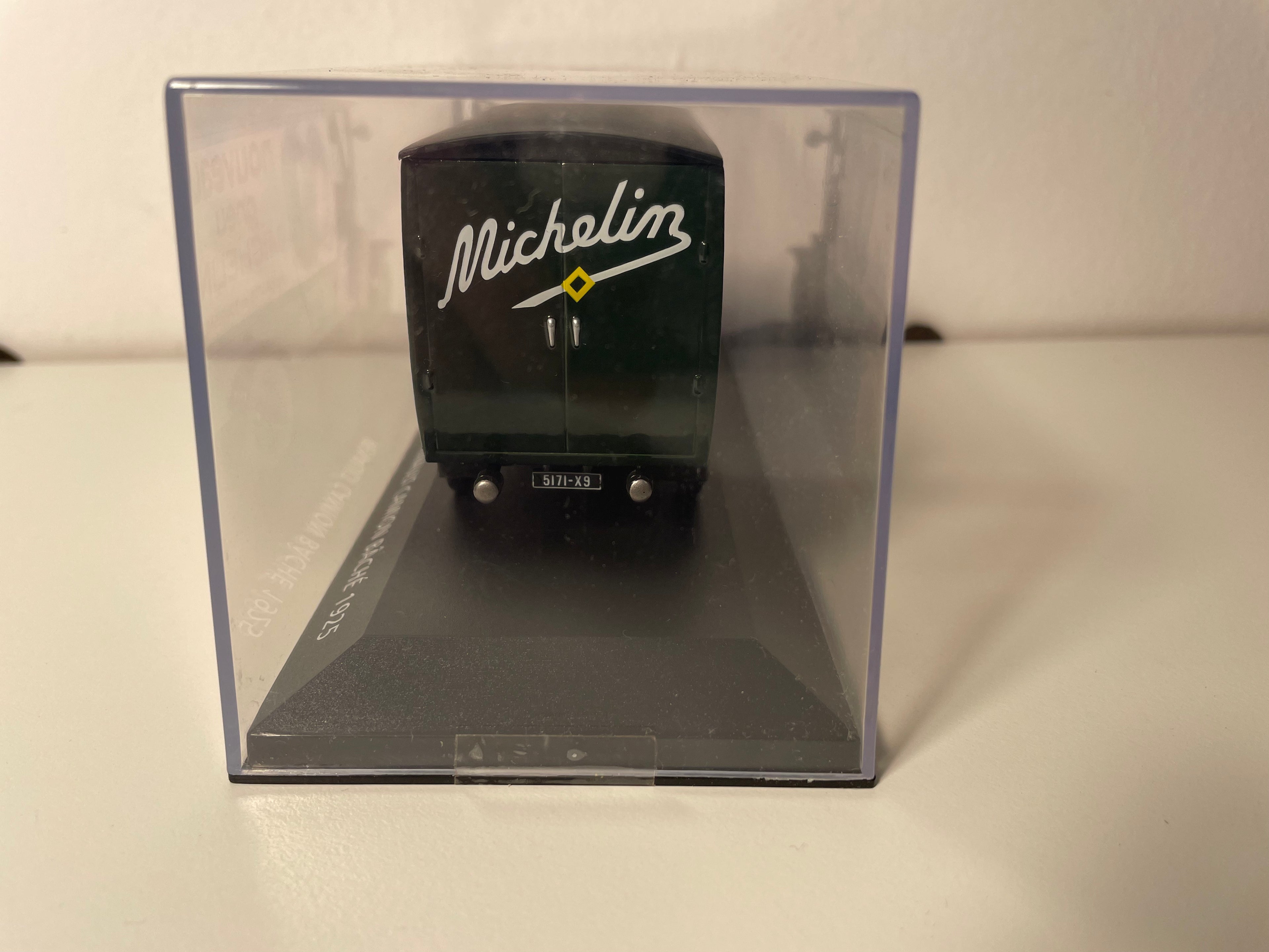 Camionete Renault Coberta Verde Escura Michelin de 1925 (caixa de plexiglass)
