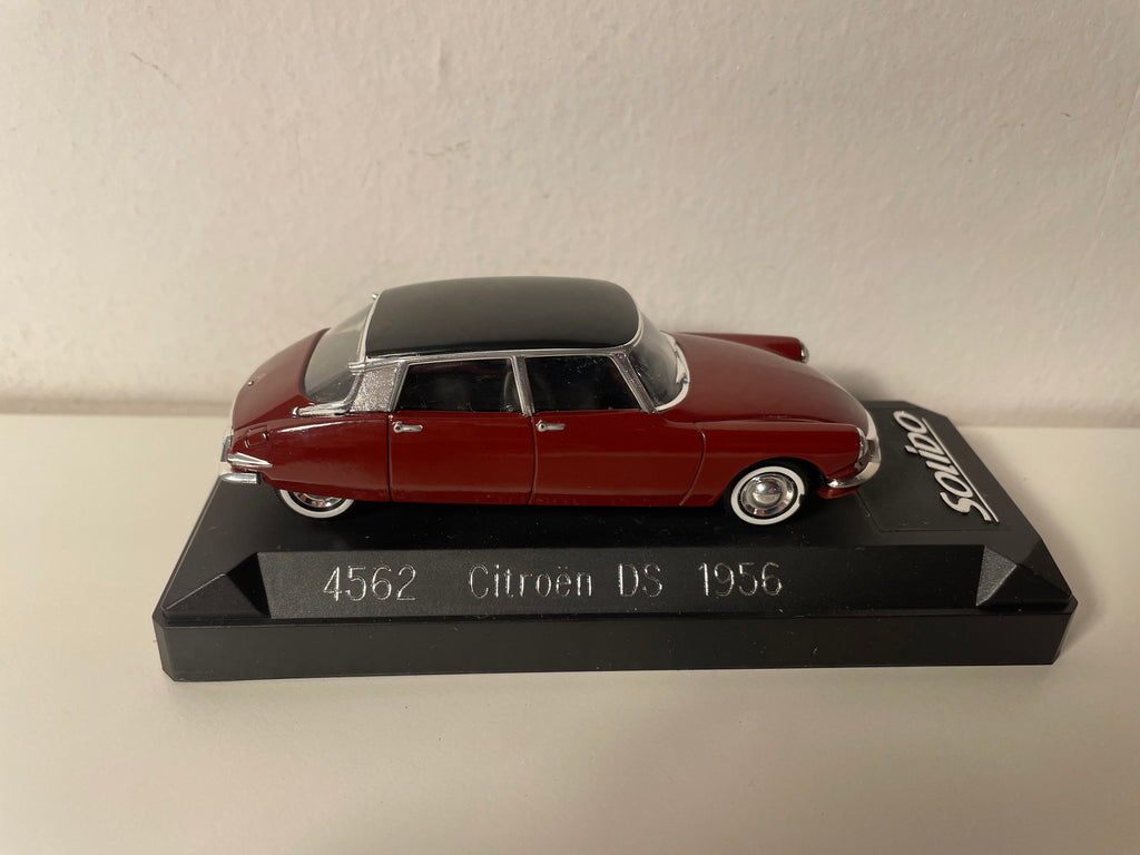 Citroën DS bordeaux et toit noir de 1956 - Solido référence 4562