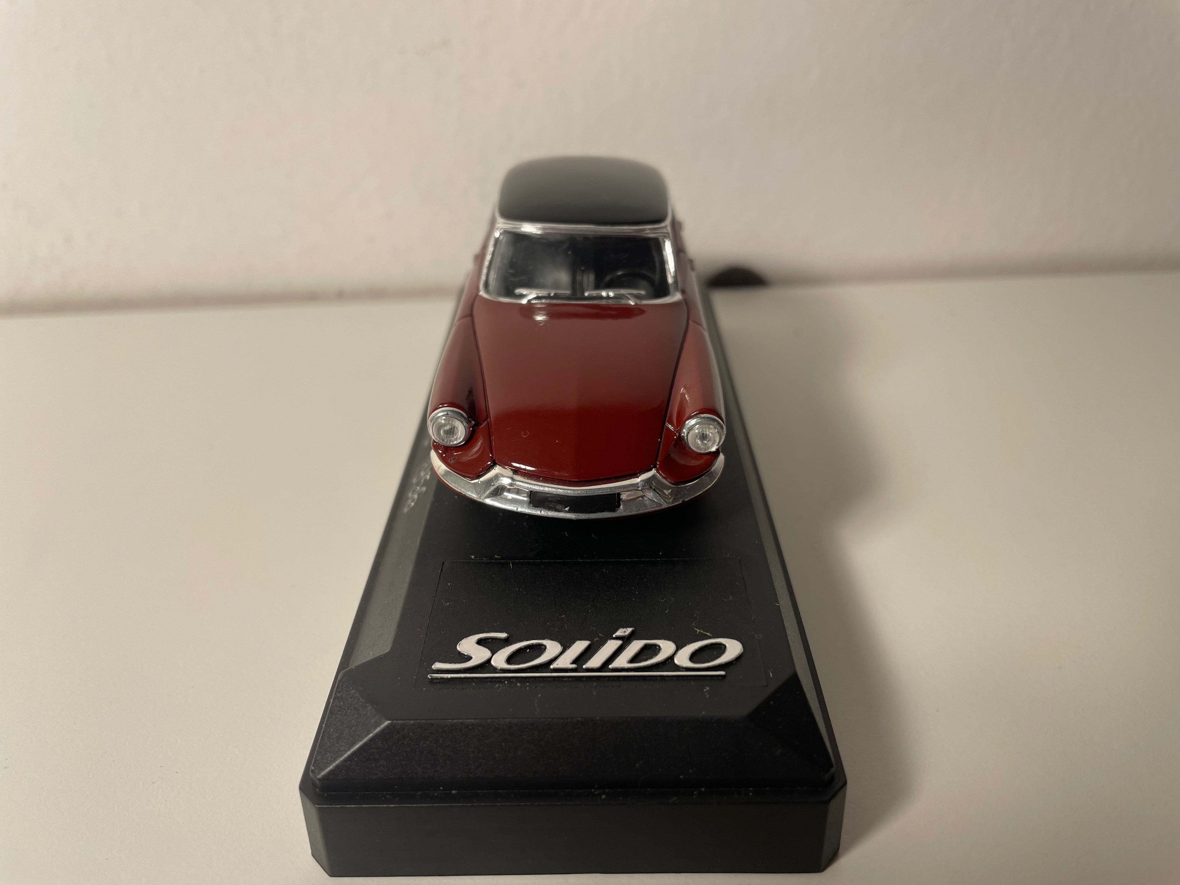 Citroën DS bordeaux et toit noir de 1956 - Solido référence 4562