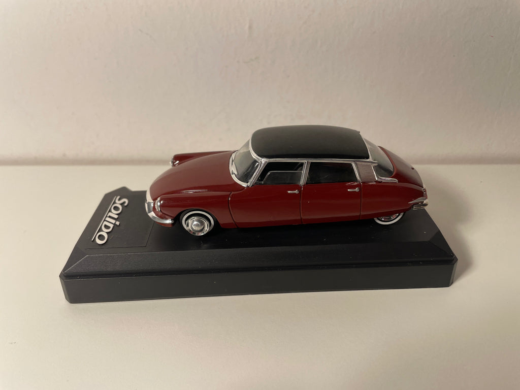 Citroën DS bordeaux et toit noir de 1956 - Solido référence 4562