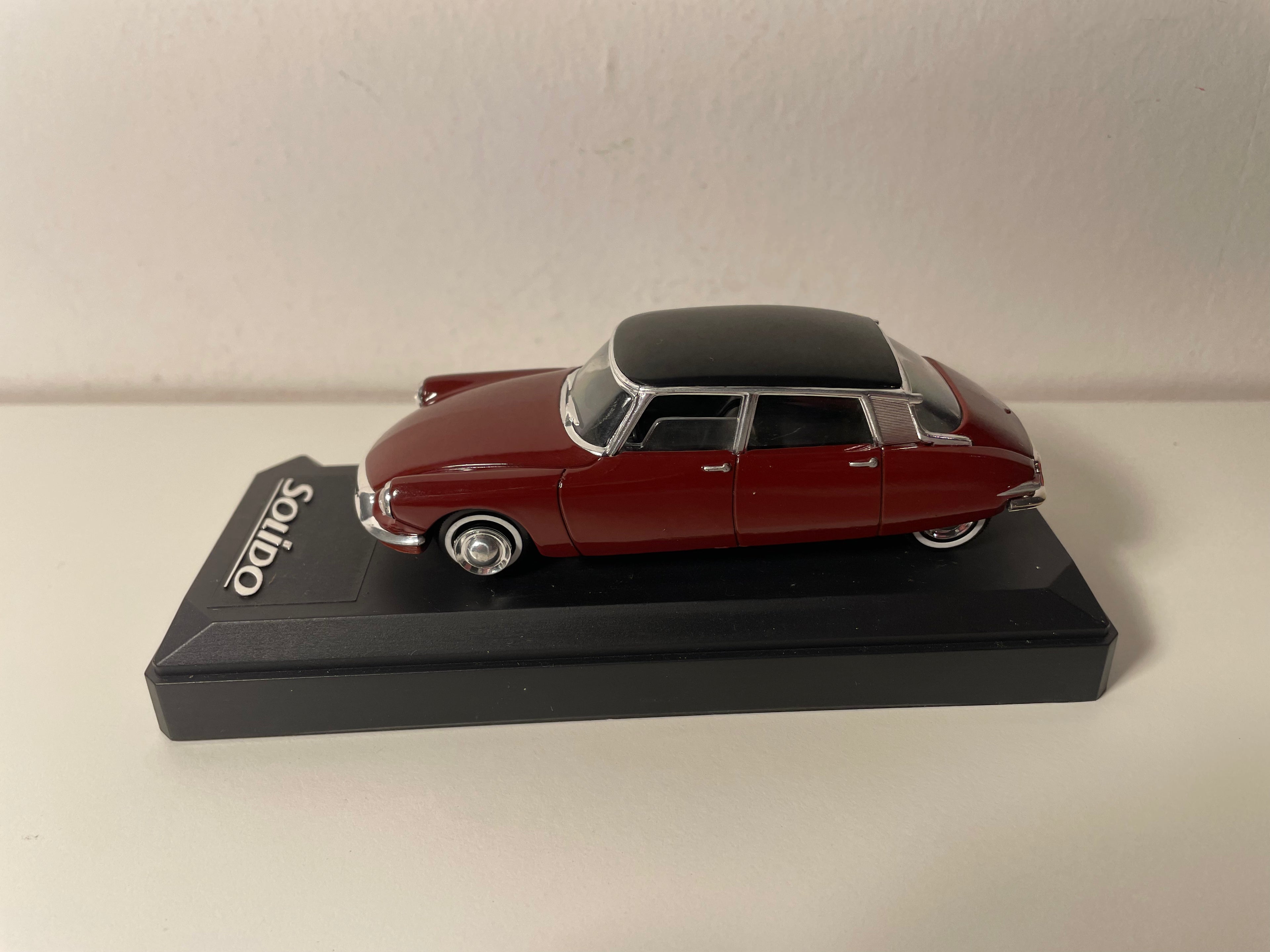 Citroën DS bordeaux et toit noir de 1956 - Solido référence 4562